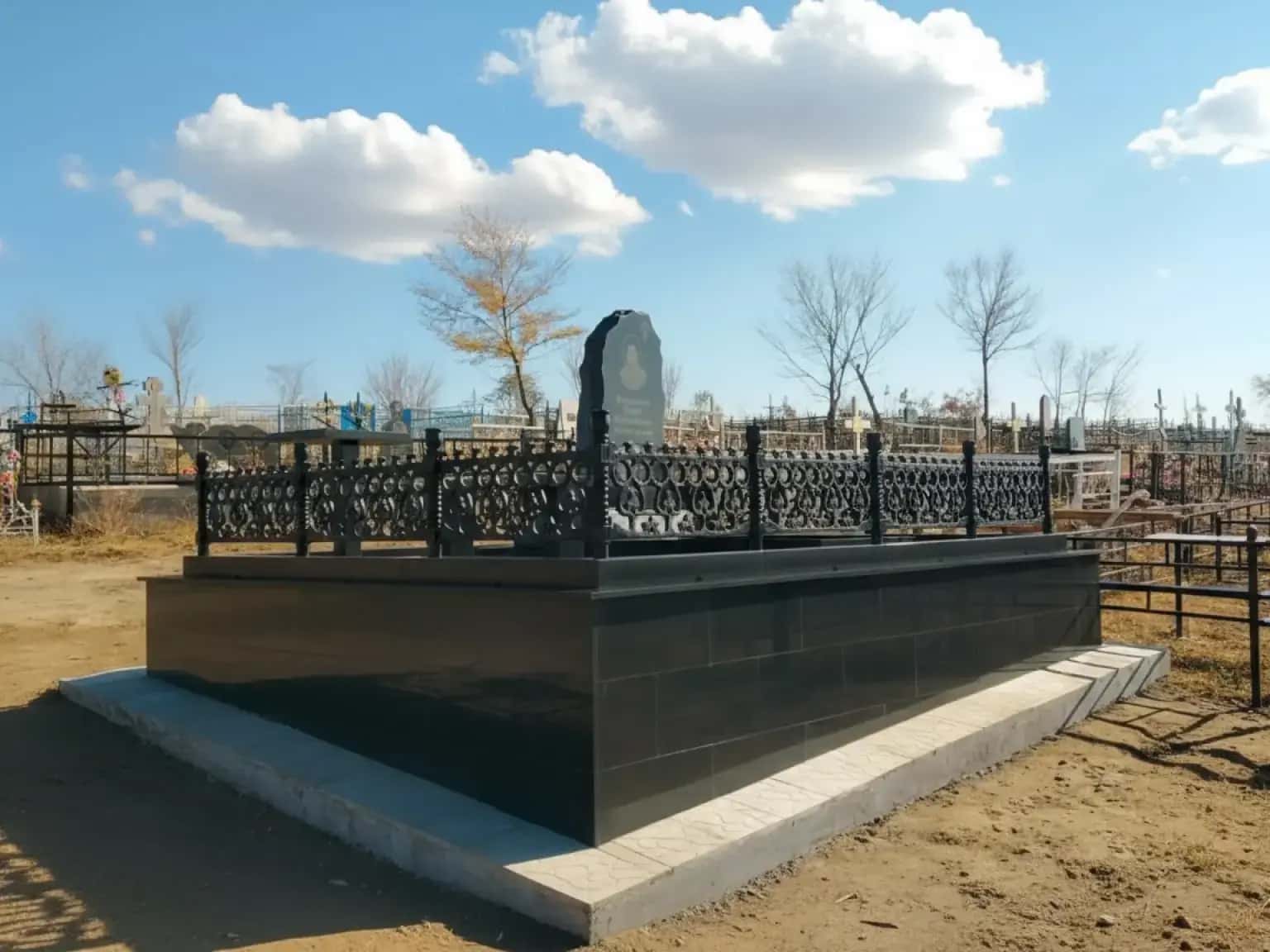 Эксклюзивный мемориальный комплекс на кладбище в Семее