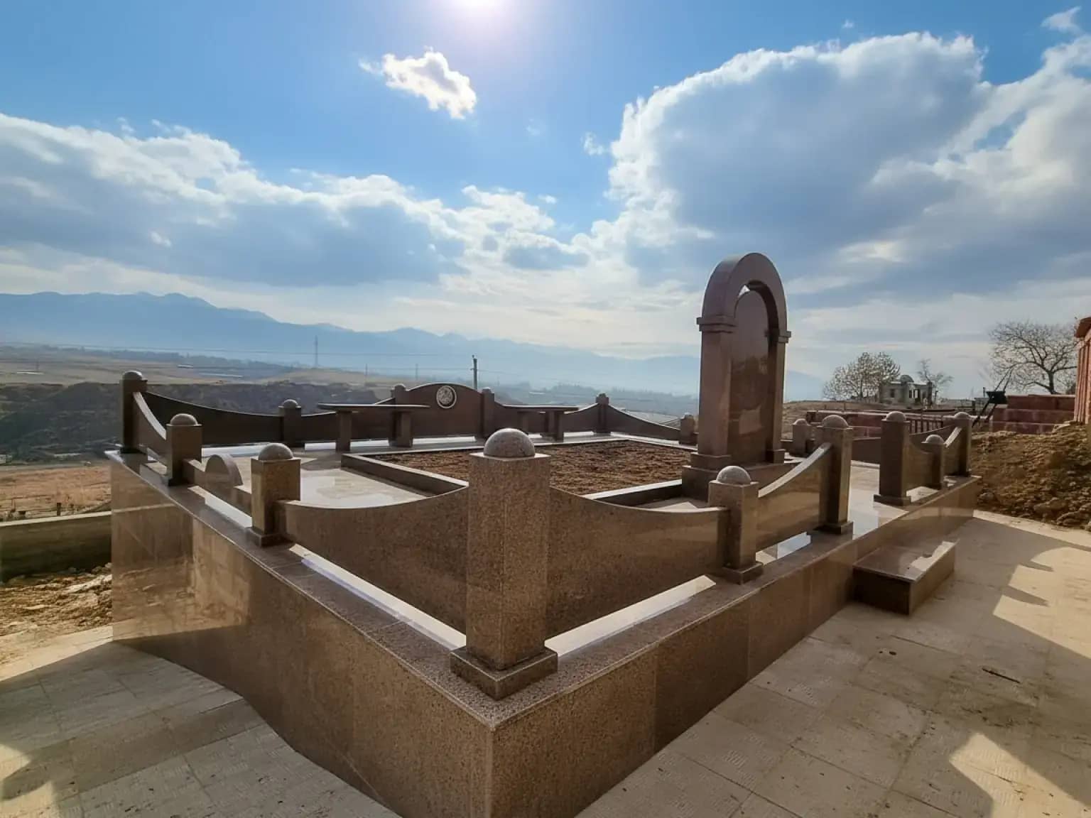 Изготовление памятников в Есике: искусство в каждом камне.