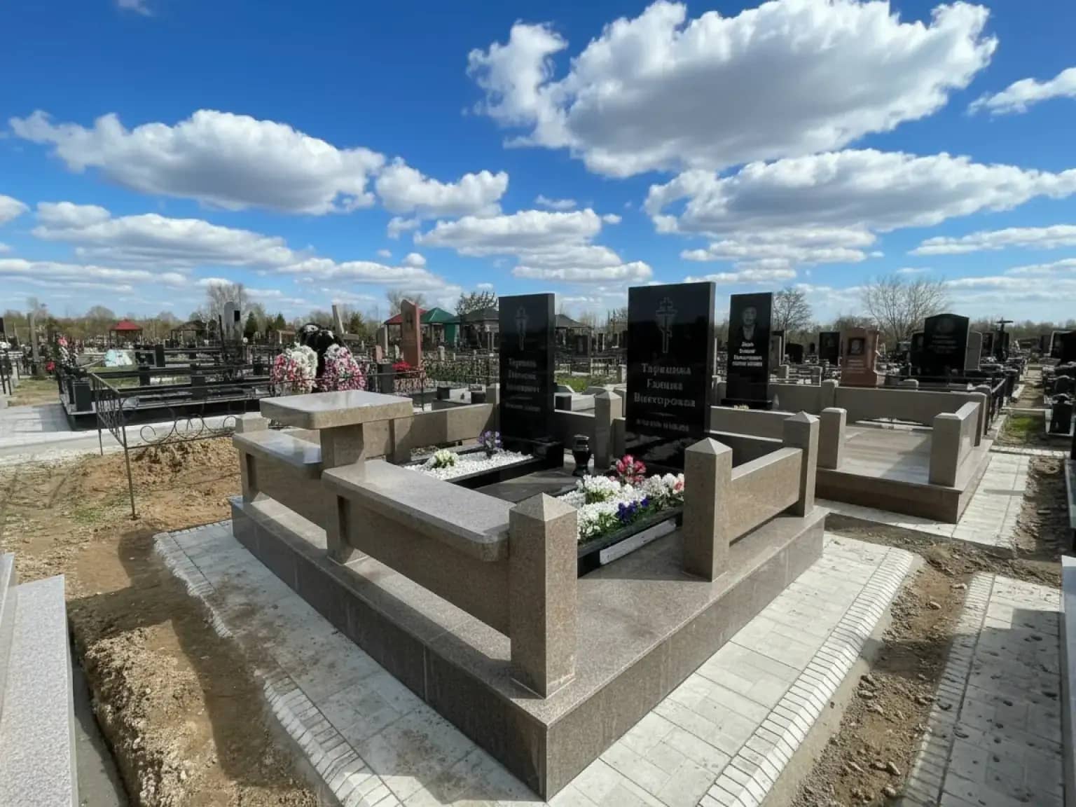 Памятники на могилу из высококачественного гранита в Есике: надежные и красивые.