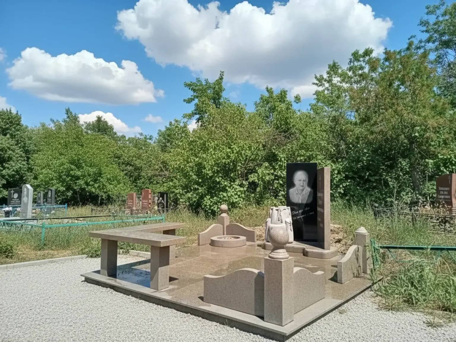 В Конаеве памятники, предназначенные для увековечения светлой памяти о родных на долгие годы.