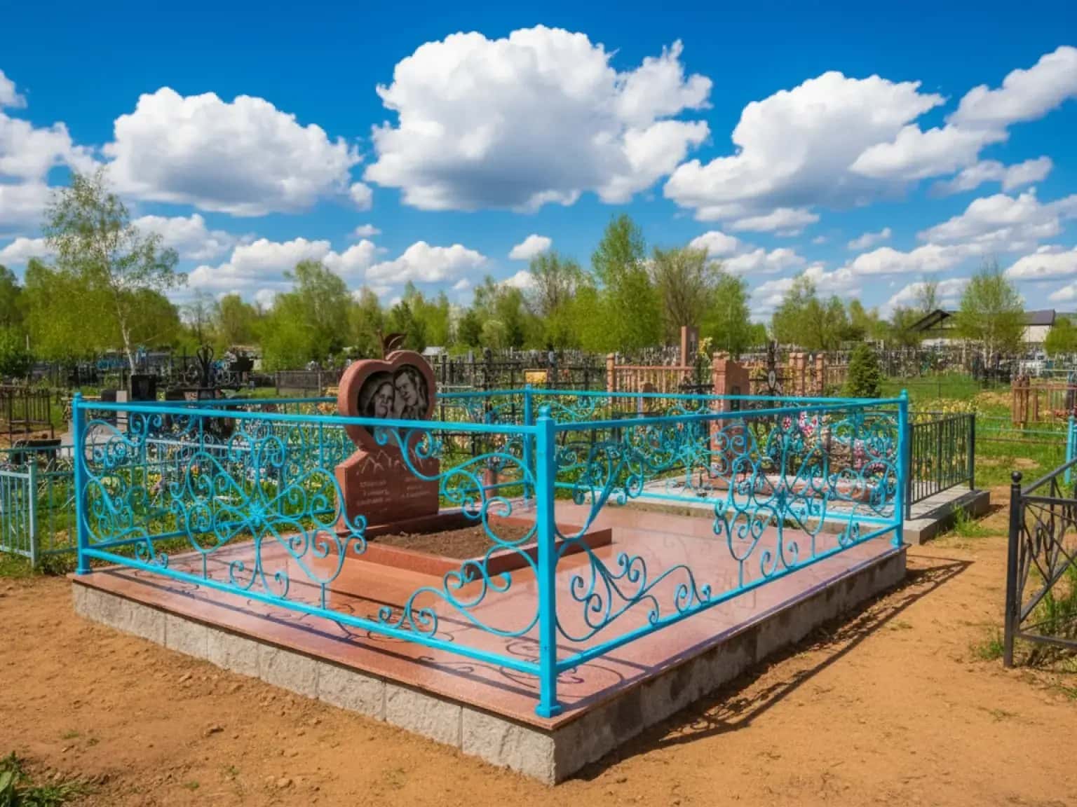 Прочные и красивые памятники, которые будут украшать кладбище в Талдыкоргане многие годы.