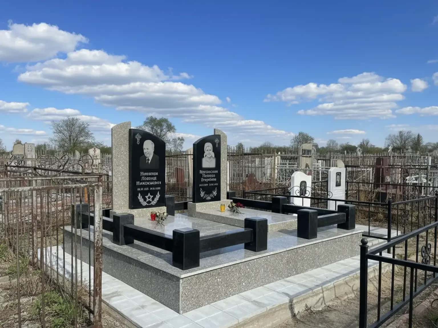 Вдохновленные историей и традициями памятники для захоронений в Серебрянске.