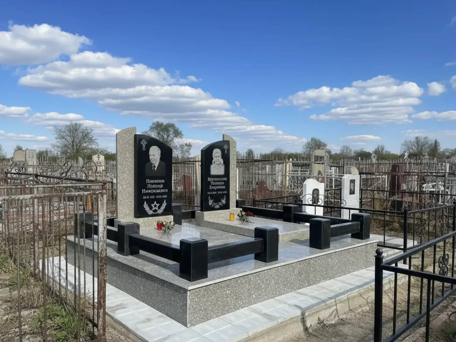 Гранитные памятники в Риддере, оформленные с вниманием к каждой детали.