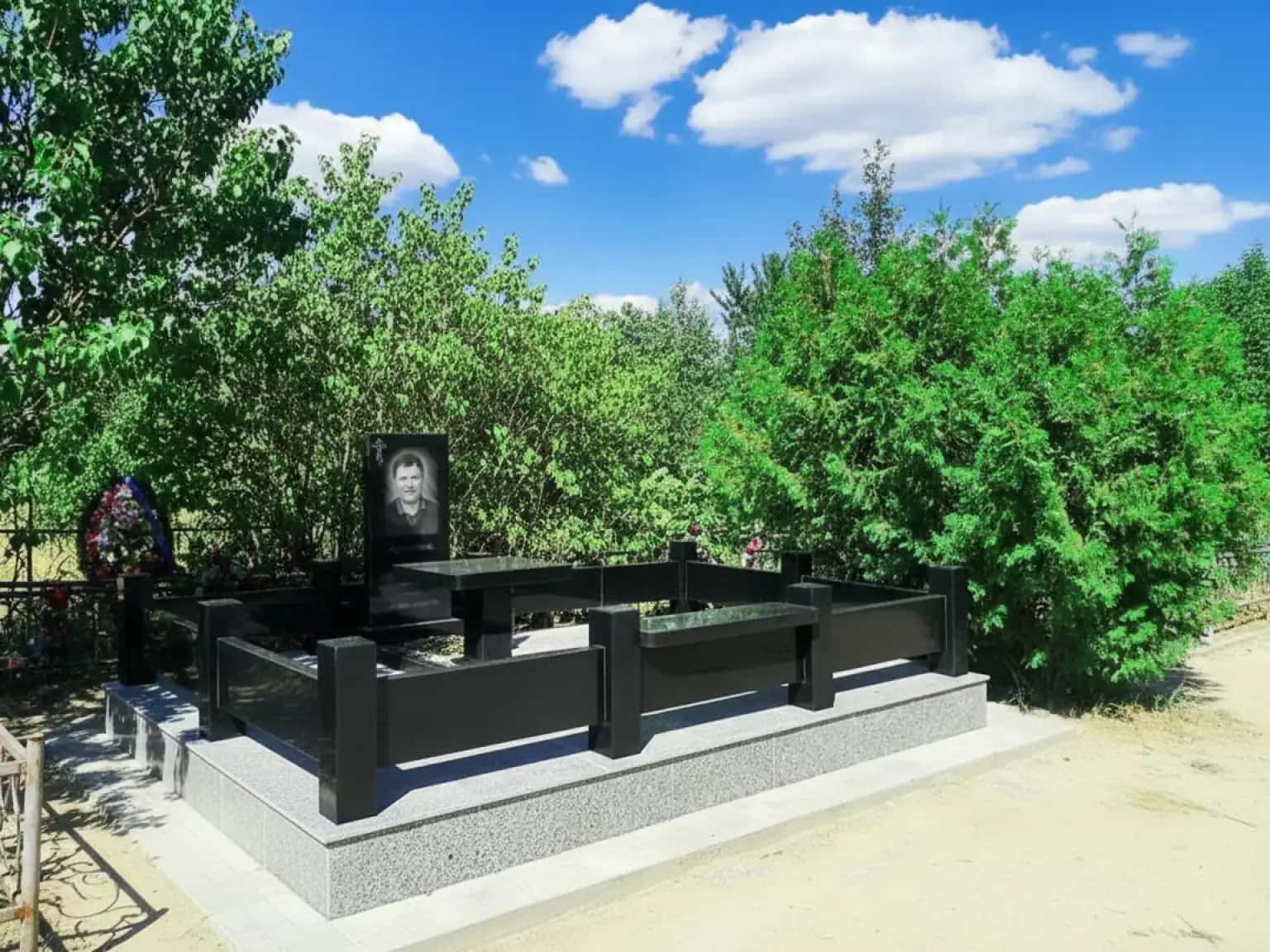 Мы предлагаем памятники, которые добавят достоинства каждому захоронению в Талдыкоргане.