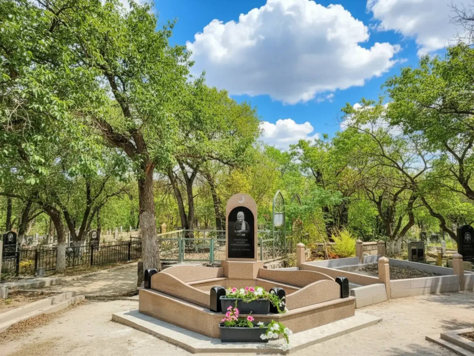 Памятник из черного габбро с гравировкой портрета заказать в Аксу