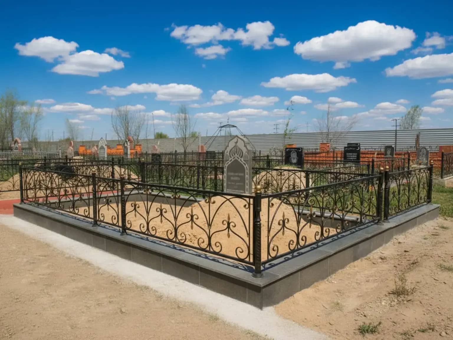 Каждая деталь мемориала пронизана уважением к ушедшим.