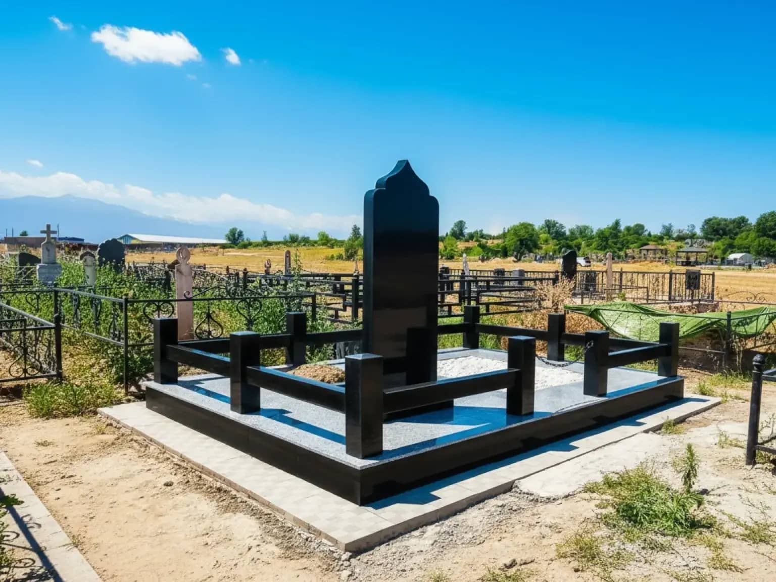 Эксклюзивный мемориальный комплекс на кладбище вАксу, гранитная ограда могилы, фундамент на могилу