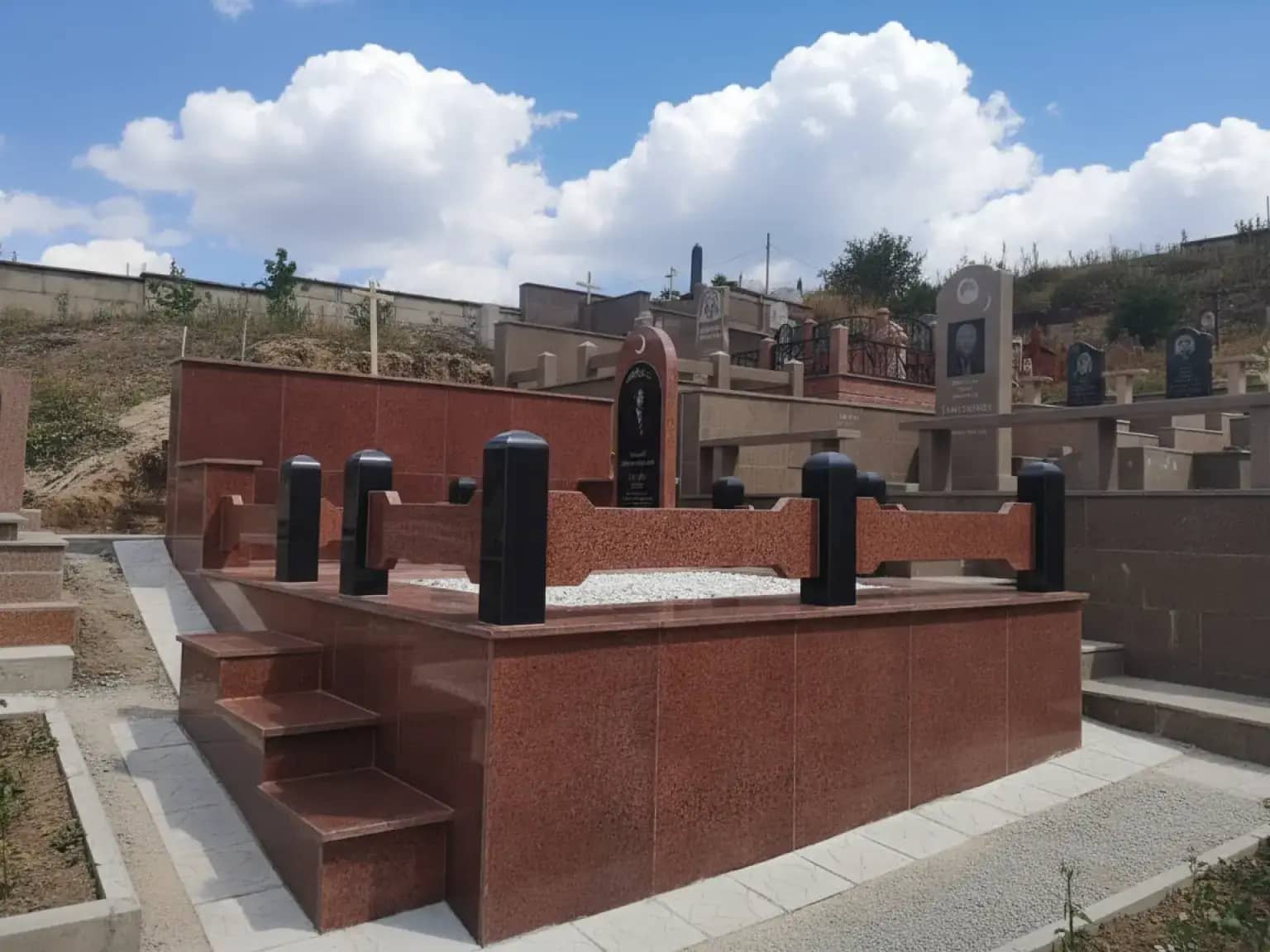 Установка гранитных памятников в Есике: забота о вашей памяти.