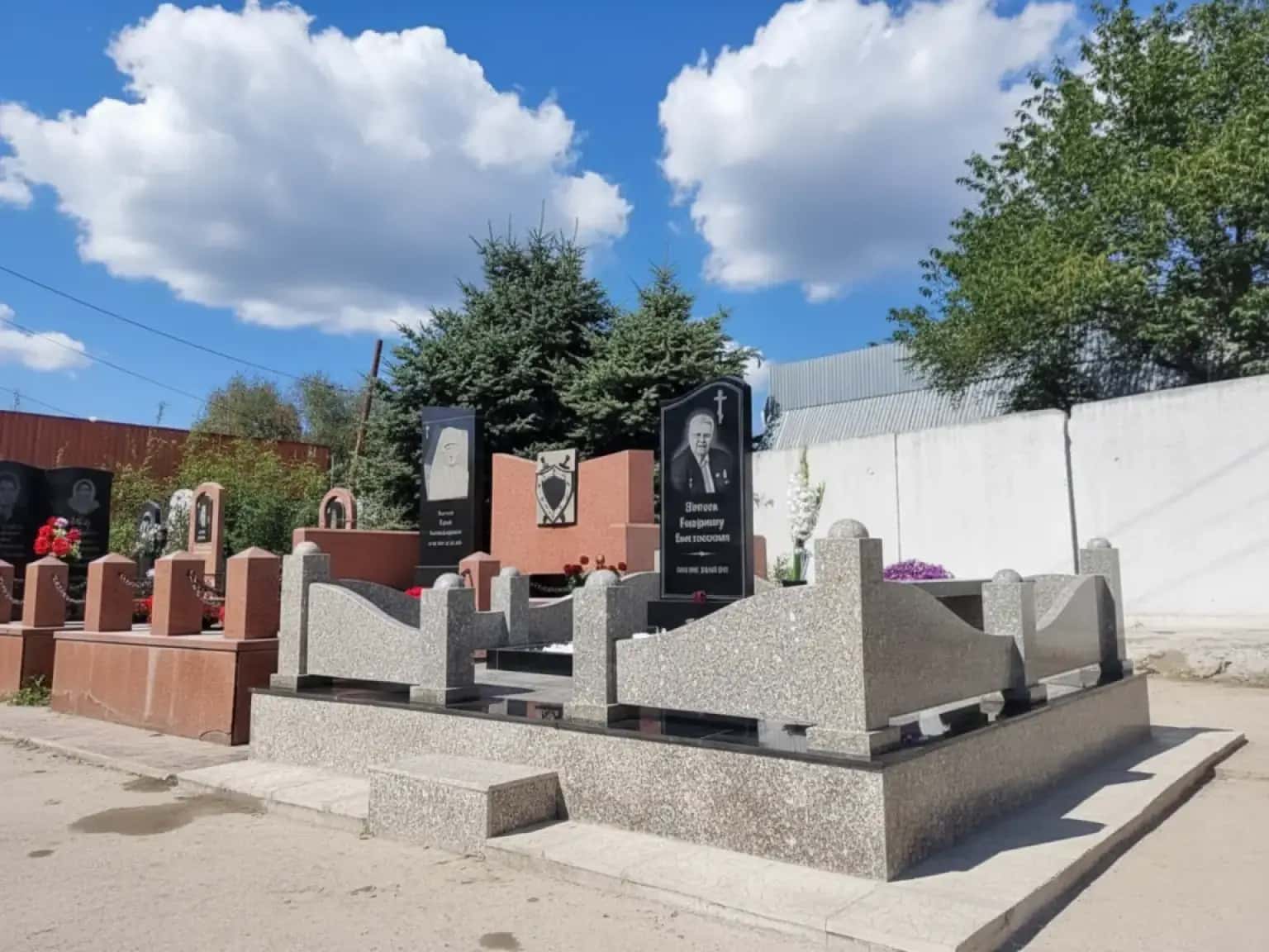 Долговечные памятники из прочного гранита доступны для установки в Усть-Каменогорске.