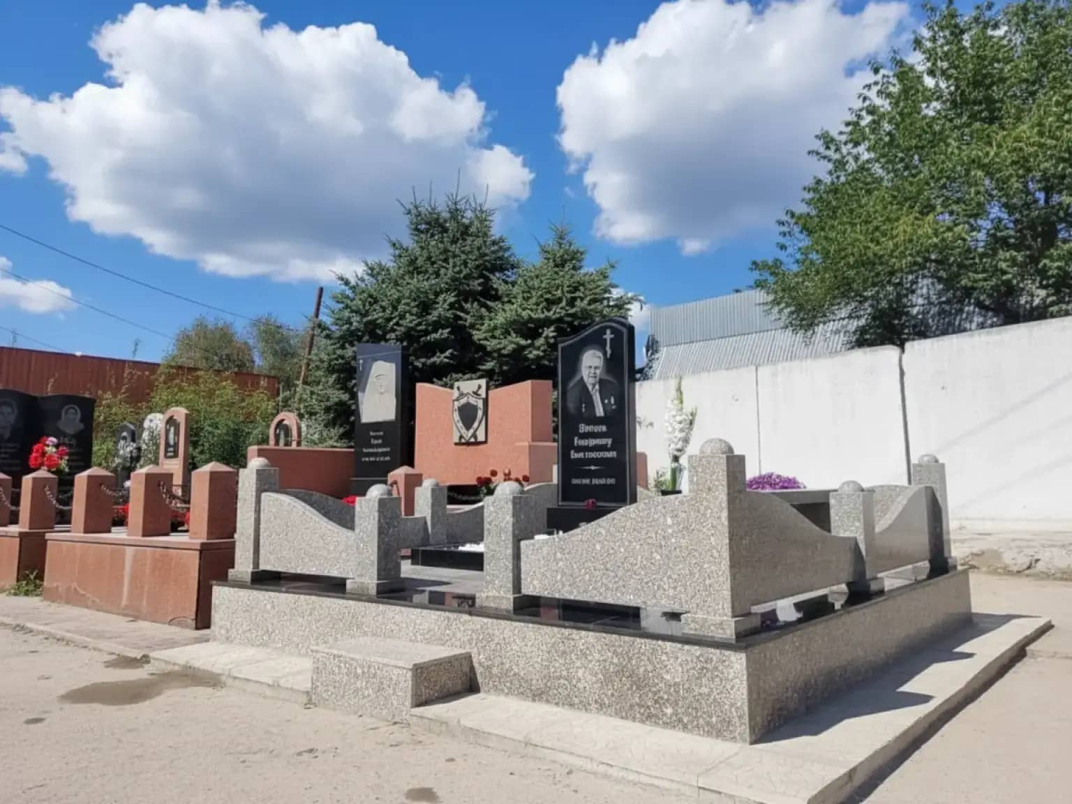 Чугунная ограда на могилу купить в Аксу, фундамент на могилу, надгробный памятник из гранита