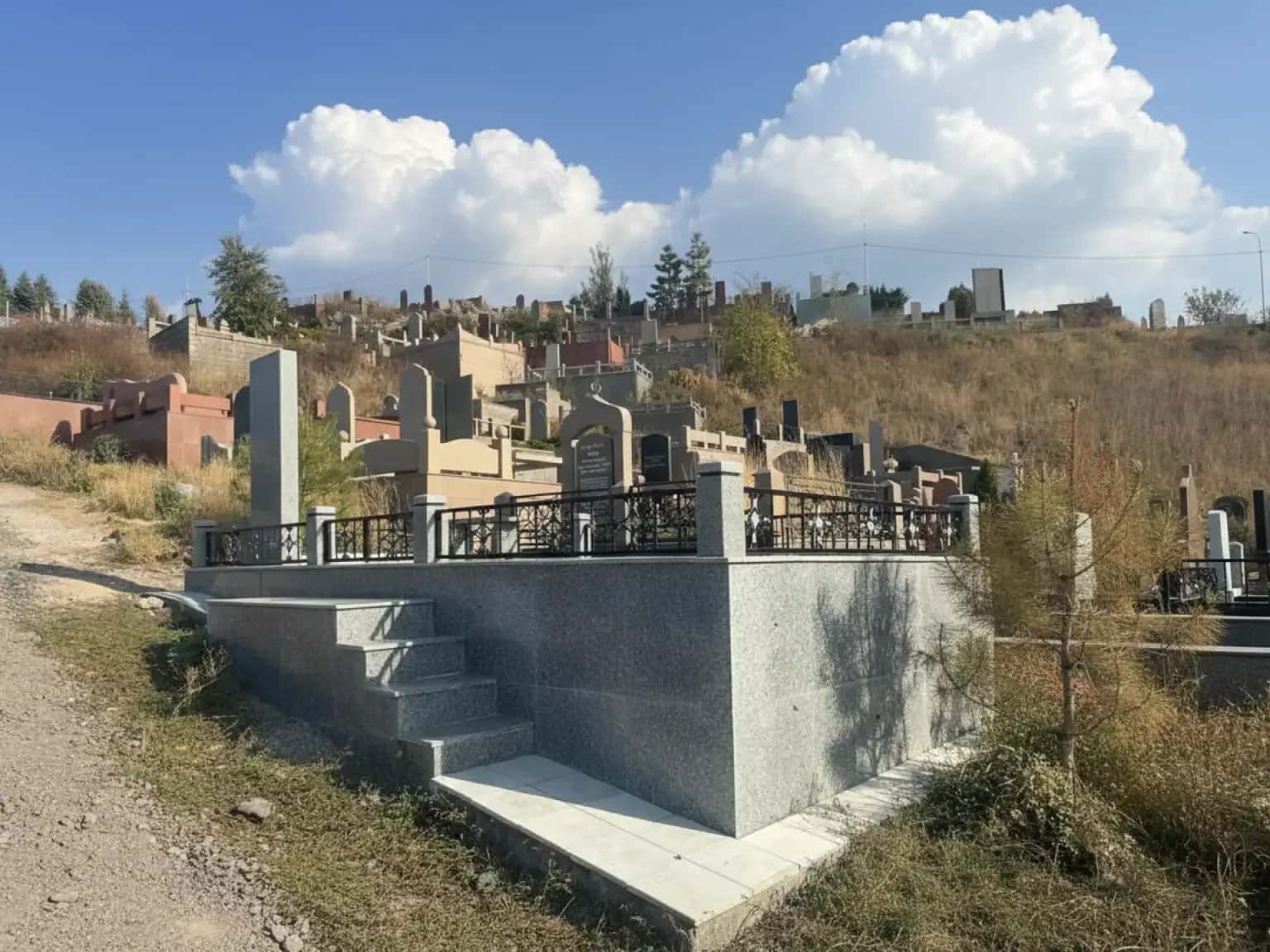 Большие мемориальные комплексы и мазары в Атырау.