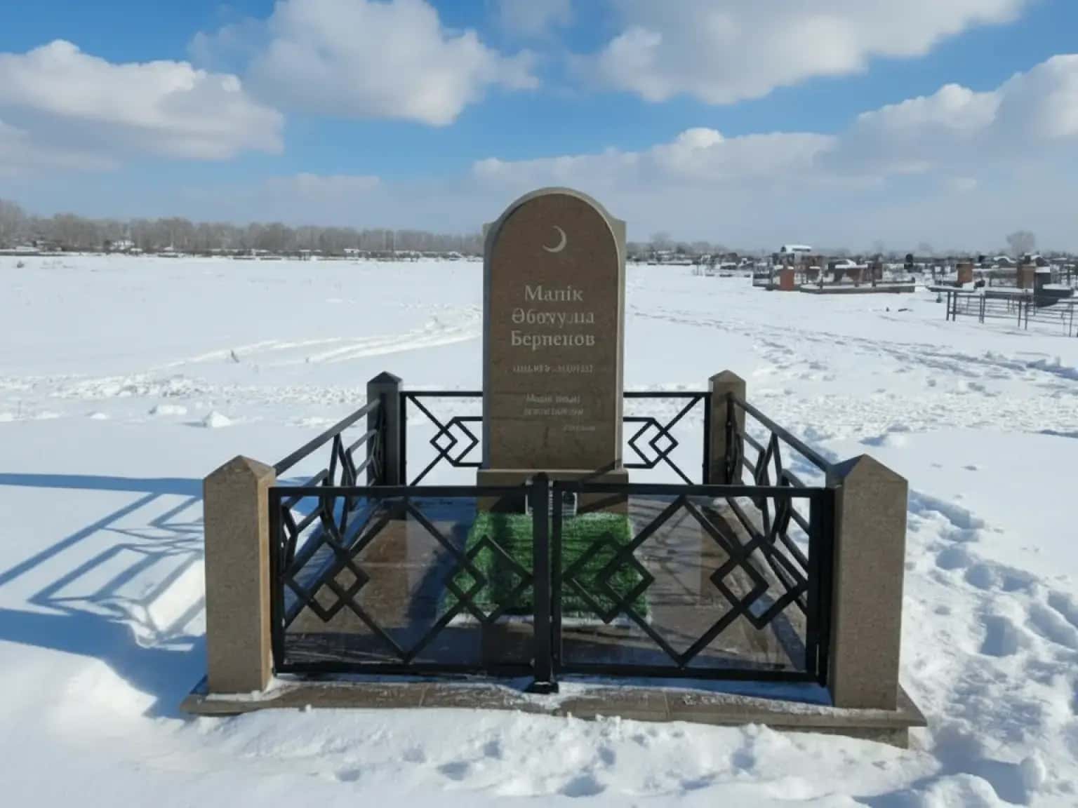 Мраморные памятники для христианских захоронений в Атырау.