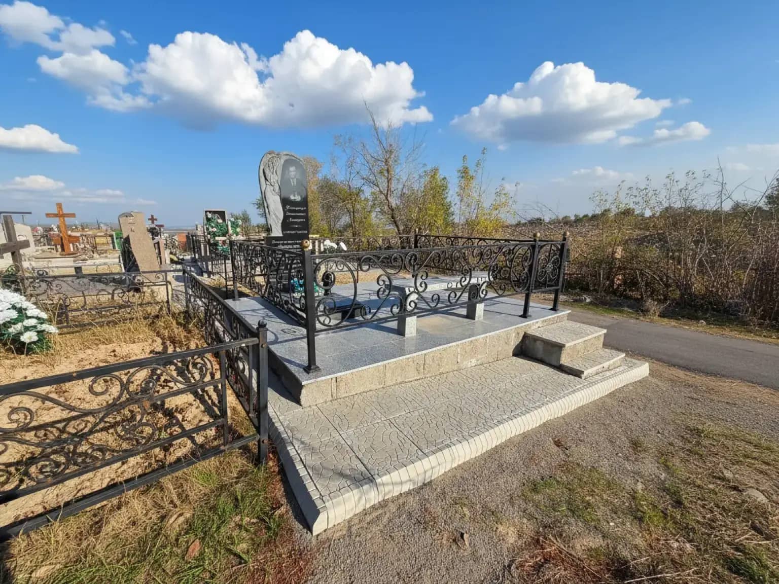 Гранитные надгробия в Риддере — это прочность и элегантность в каждом изделии.