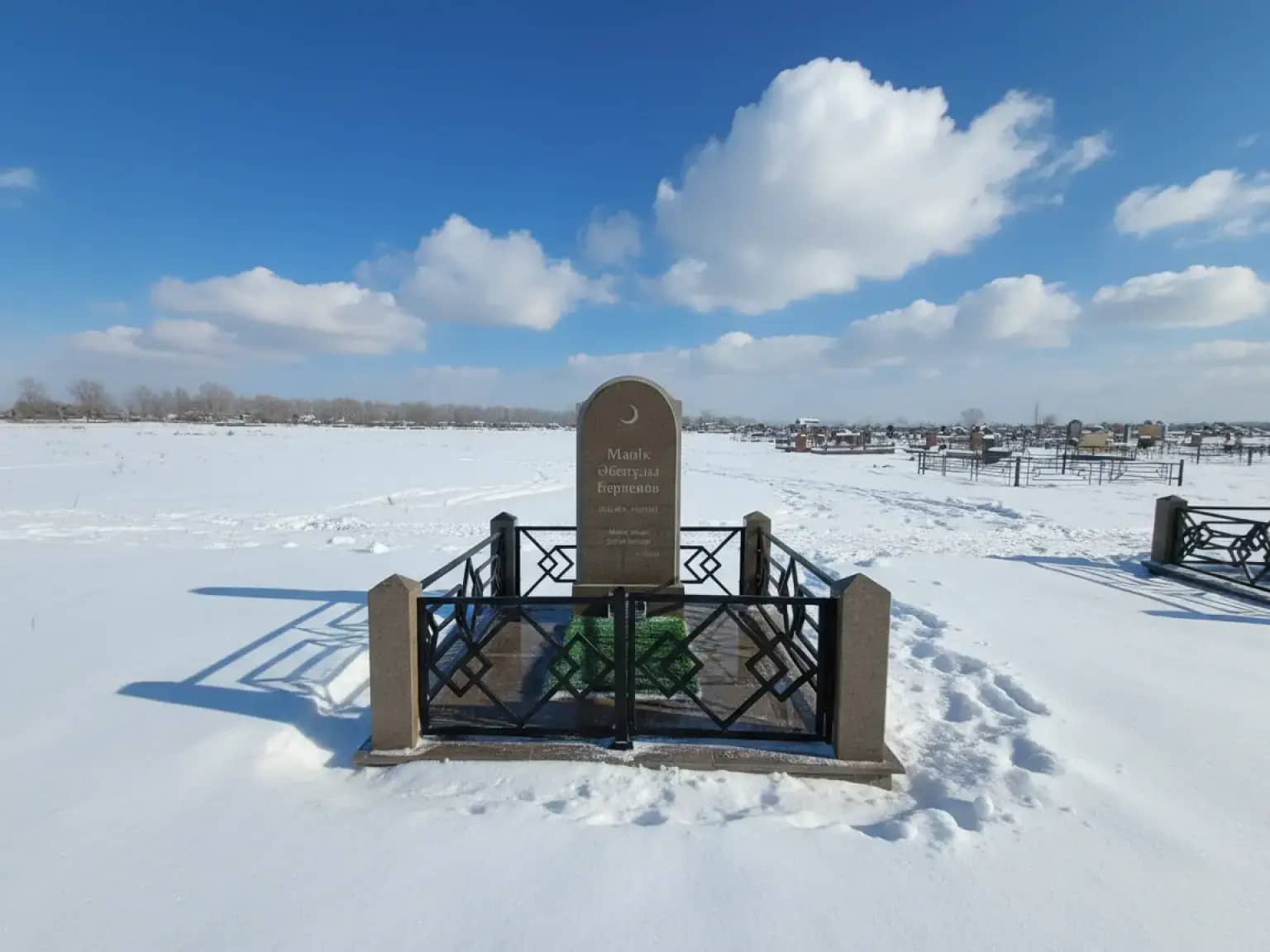 Памятники на могилу из гранита «Кордай» в Атбасаре: элегантные и прочные.