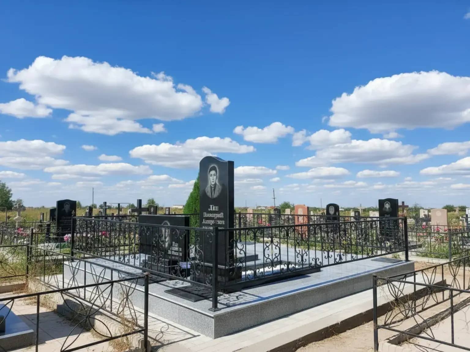 Мемориальные комплексы из габбро в Арысе: строгий и благородный вид.