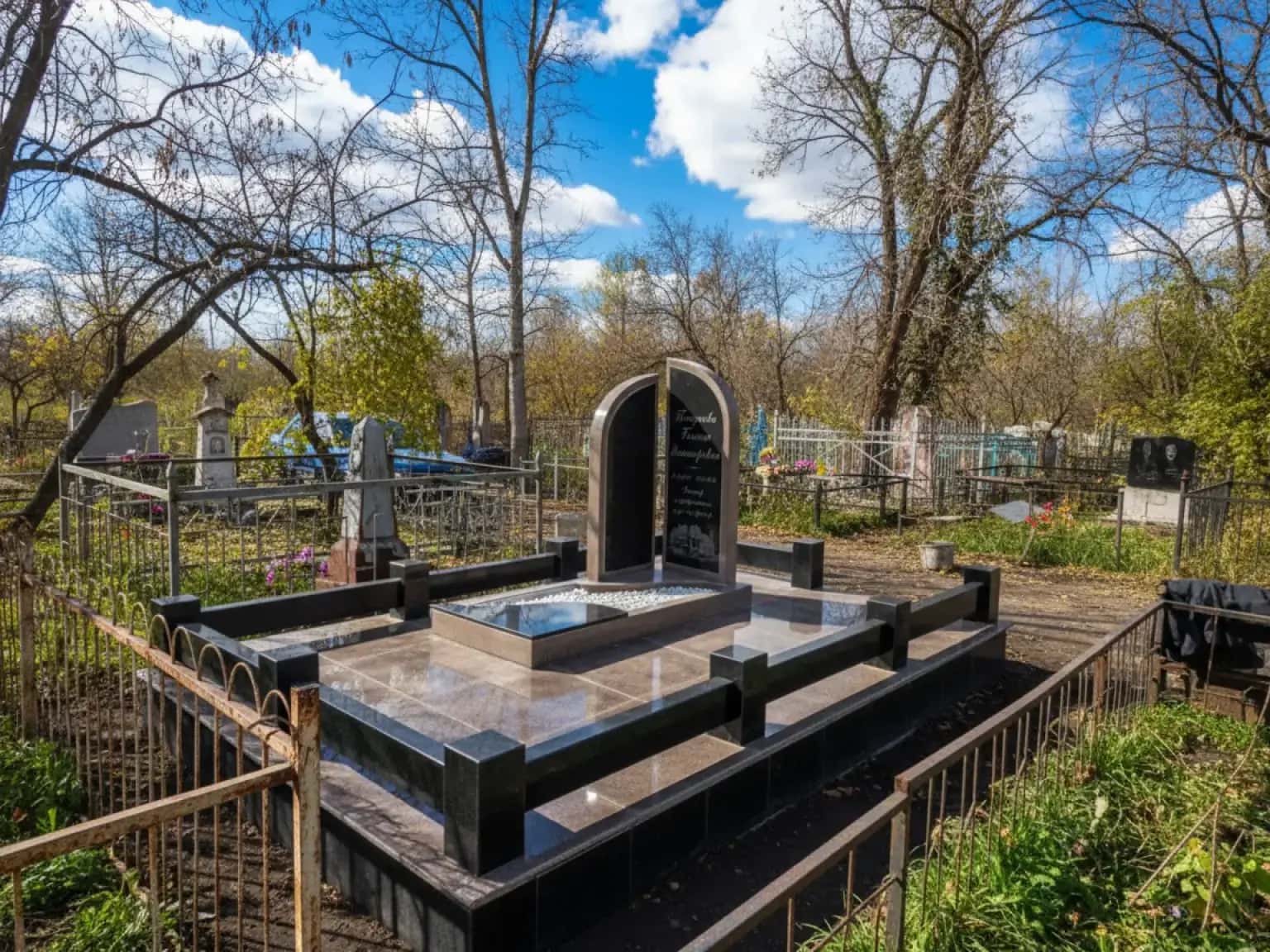 Надгробия из гранита и мрамора с индивидуальным подходом в Форт-Шевченко.