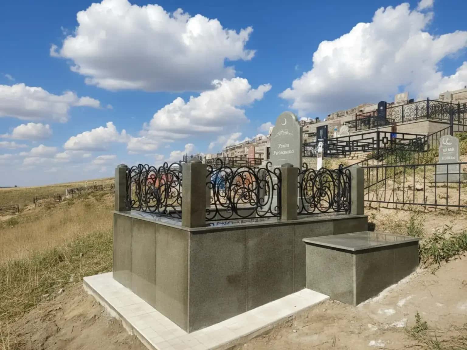 Прочные и эстетичные памятники для долгой памяти в Форт-Шевченко.