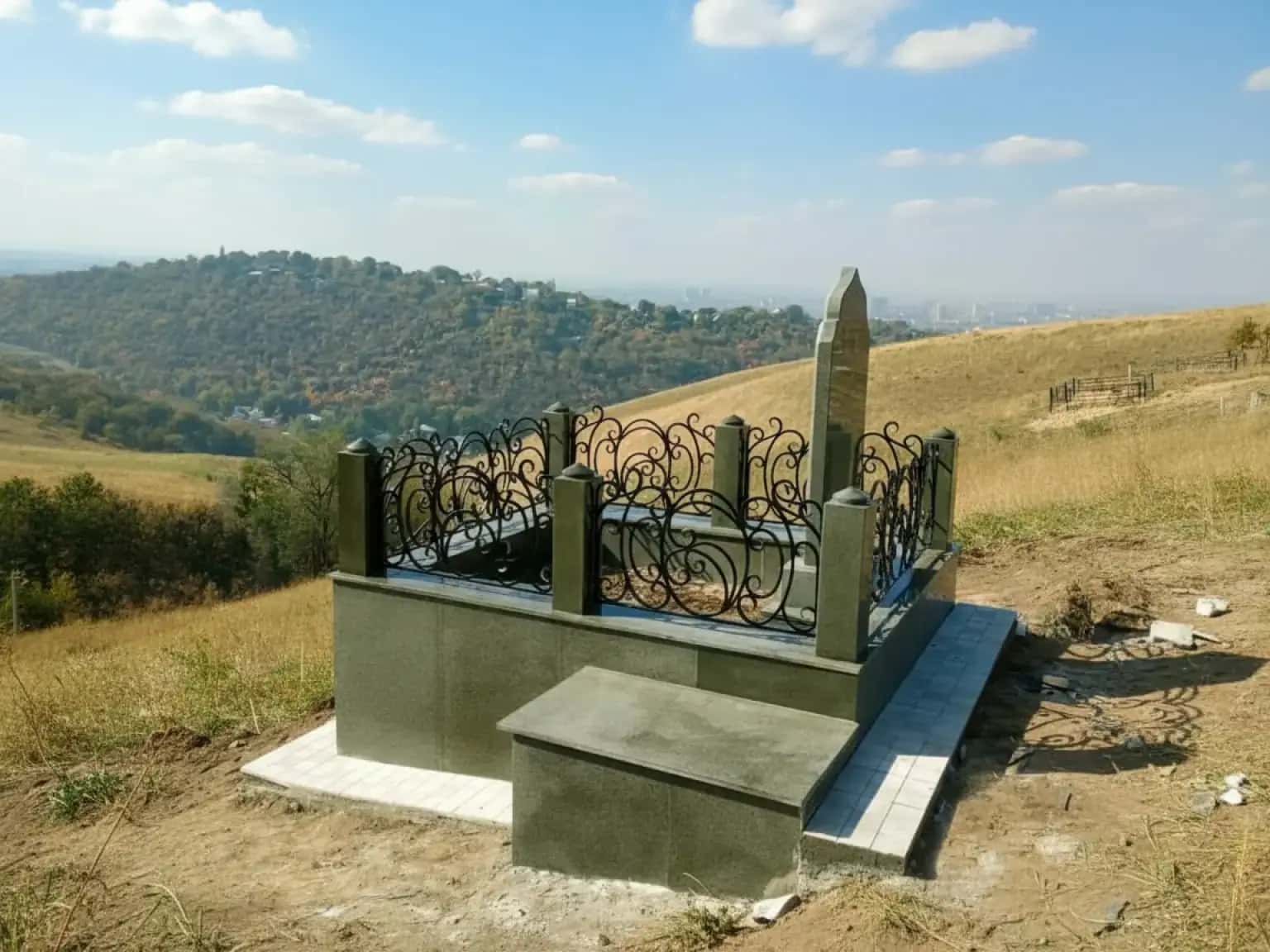 Эстетичные надгробия, выполненные с уважением к традициям в Форт-Шевченко.