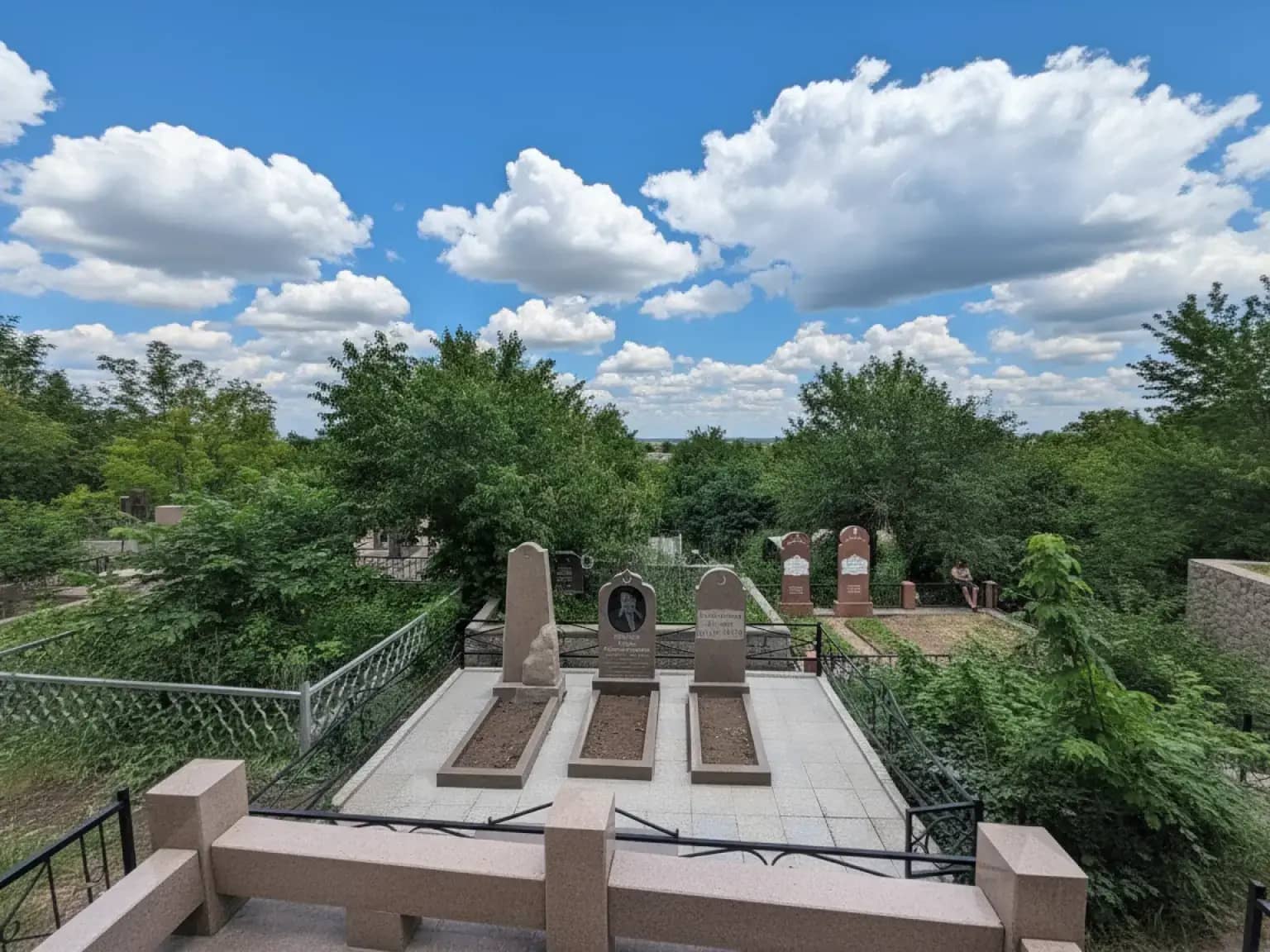 Мемориальные комплексы из гранита в Ленгере: воплощение вашей преданности и уважения.