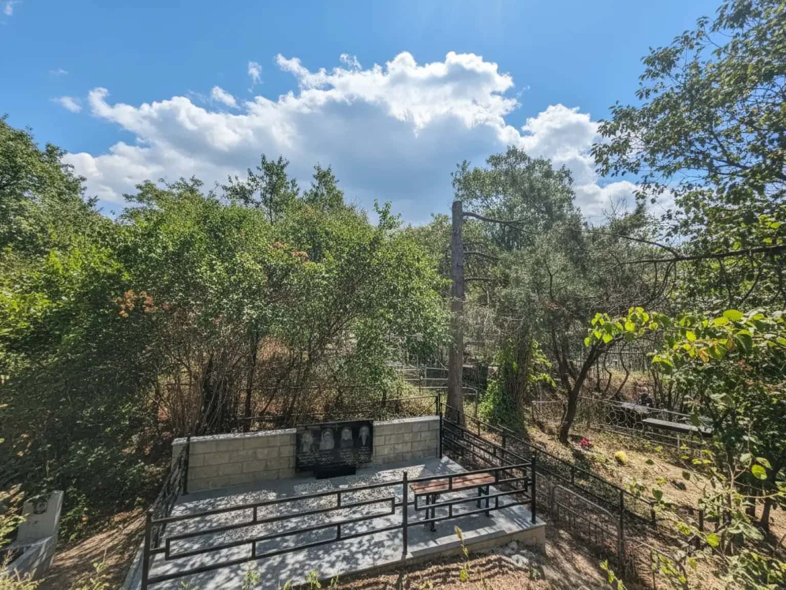 Детально проработанный гранитный памятник в Семее с высококачественной гравировкой и отделкой