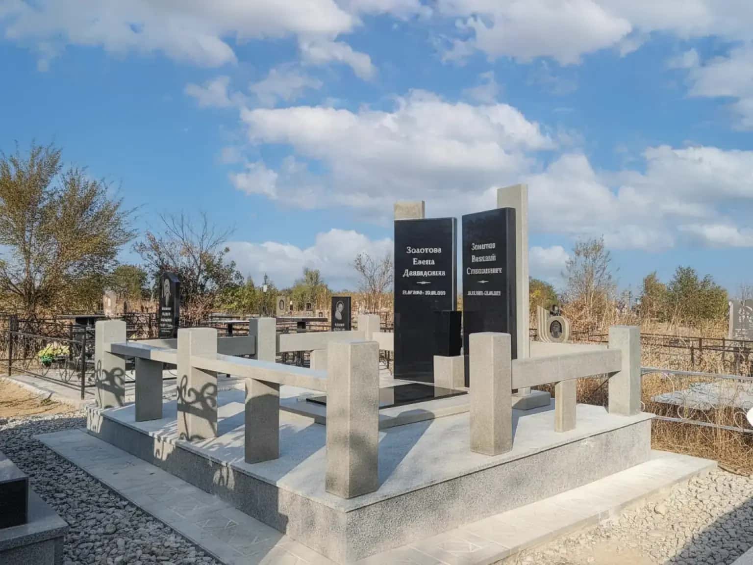 Гранитный крест в Шу — традиция и уважение в каждом элементе.