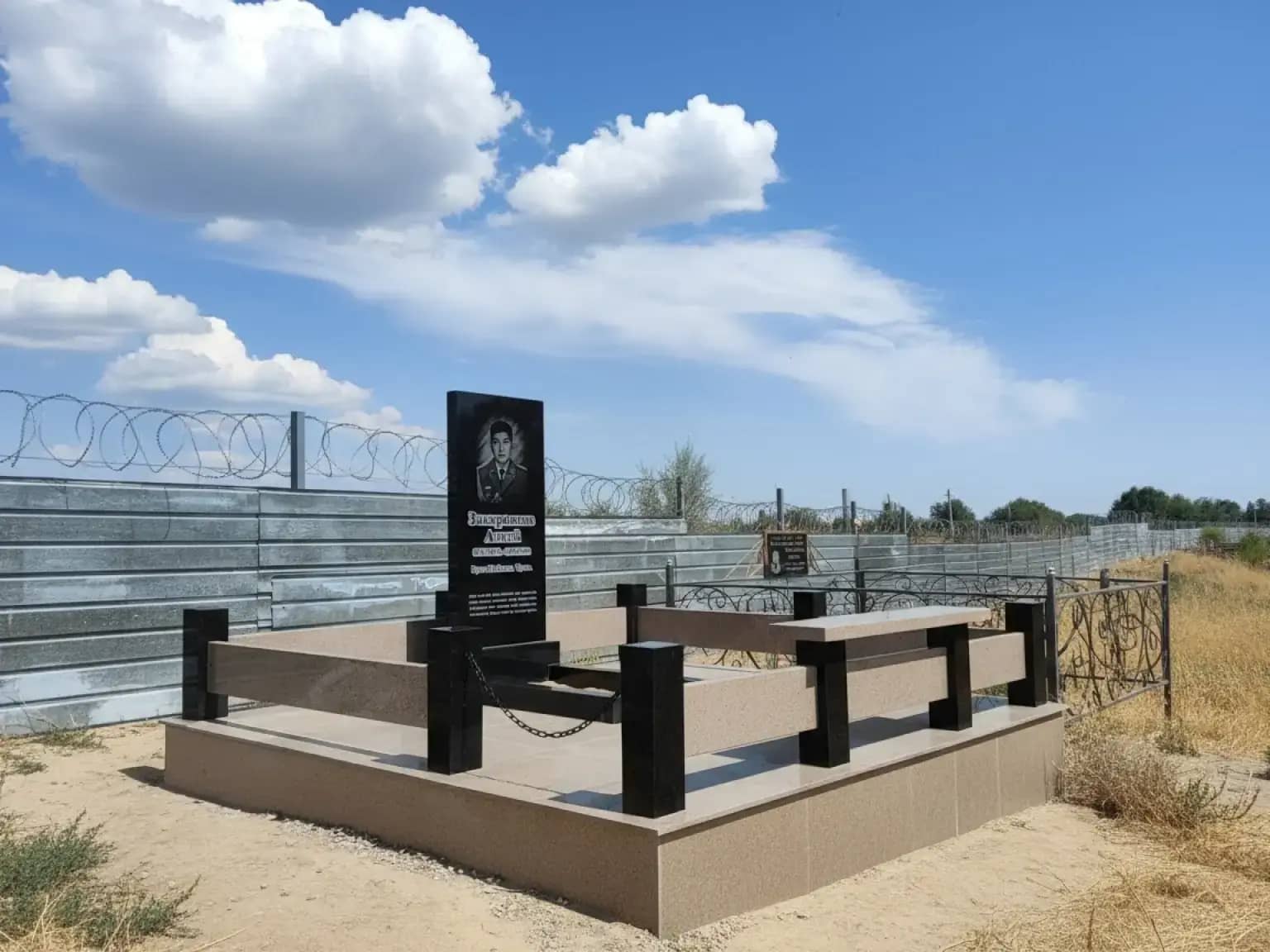 Памятники из натурального гранита в Тобыле: вечная память, высеченная в камне.