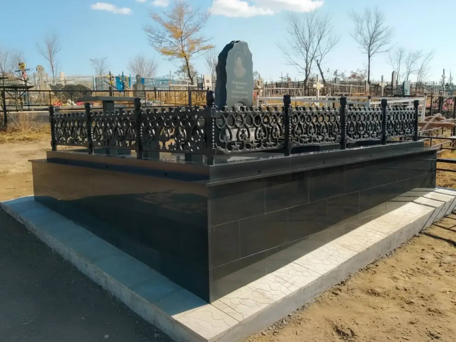 Мемориальные комплексы из высококачественного гранита в Есике: традиции и качество в каждом изделии.