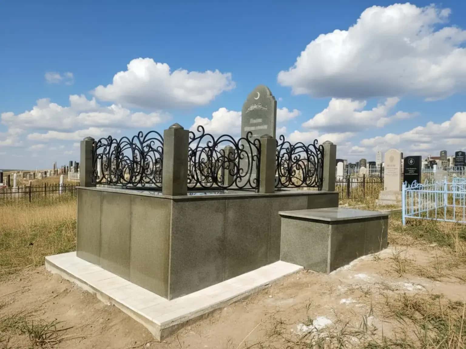 Мемориальные памятники в Державинске: символ вечной памяти в каждом гранитном камне.