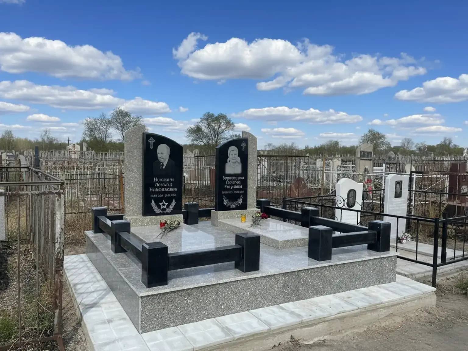 Мусульманский памятник из черного мрамора заказать в Аксу, фундамент на мусульманскую могилу, гоанитные столбы на кладбище в Аксу