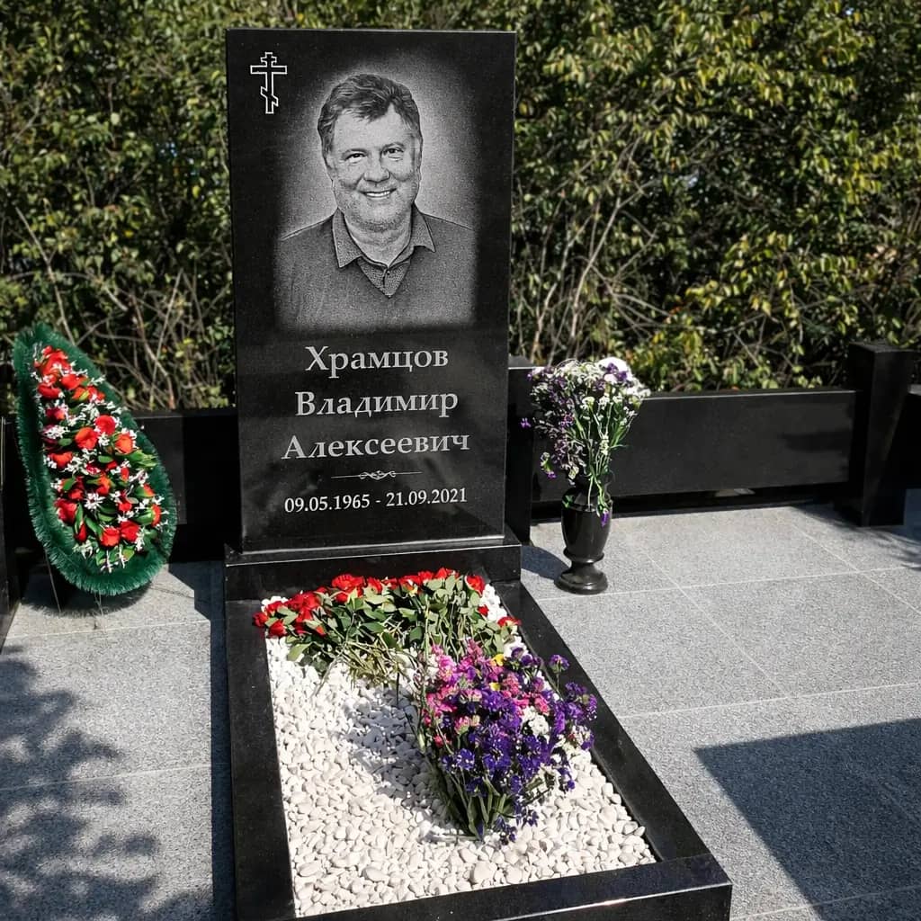 Готовая работа: прямоугольный памятник из черного гранита с гравировкой портрета