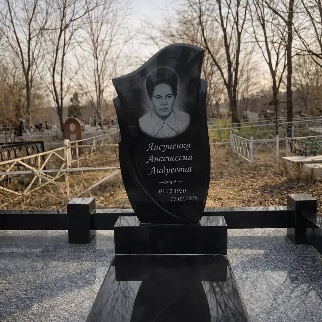 Готовая работа: женский памятник с гравировкой портрета