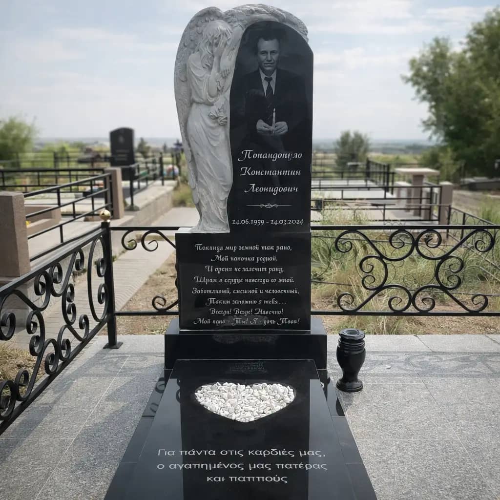 Готовая работа: резной памятник черного цвета с плачущим ангелом