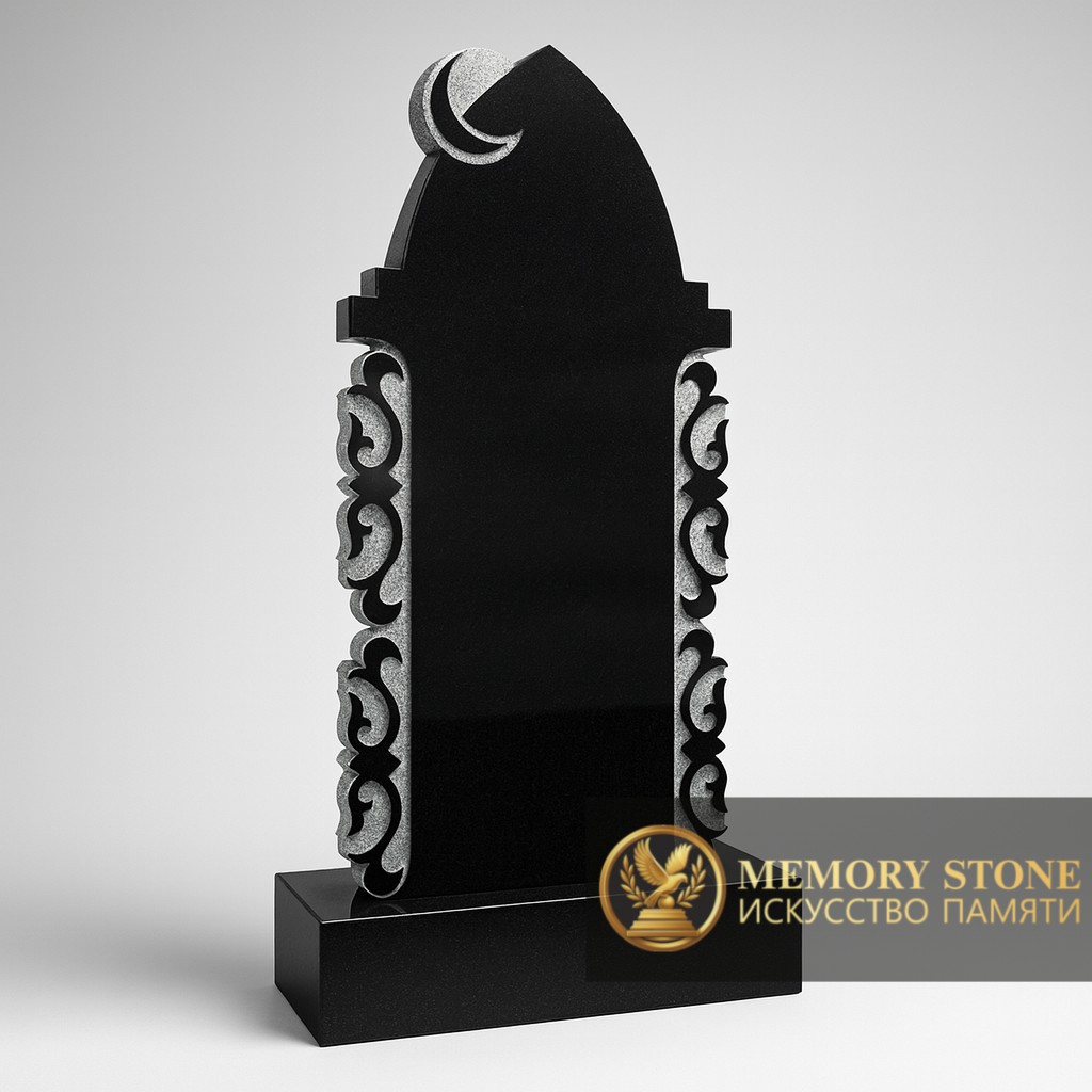 резное мусульманское надгробие с узорным орнаментом и символом ислама сбоку