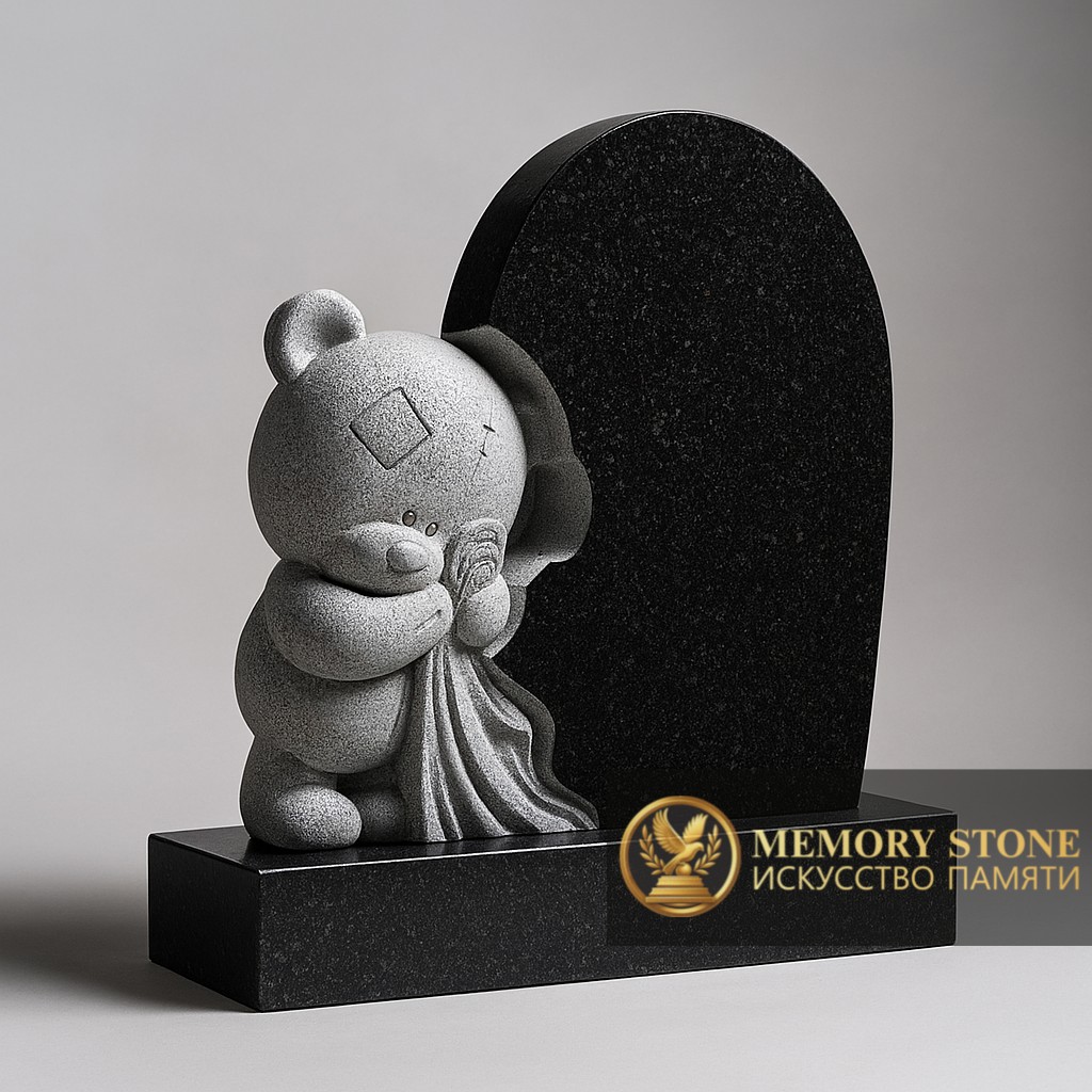 скульптура медвежонка с фактурой скала обнимающего полированную плиту