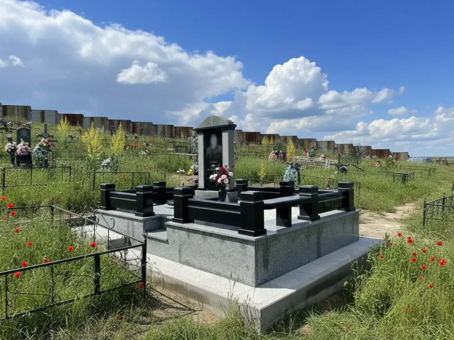 Изготовленные для долговечности памятники из гранита высшего сорта в Сарыагаше.