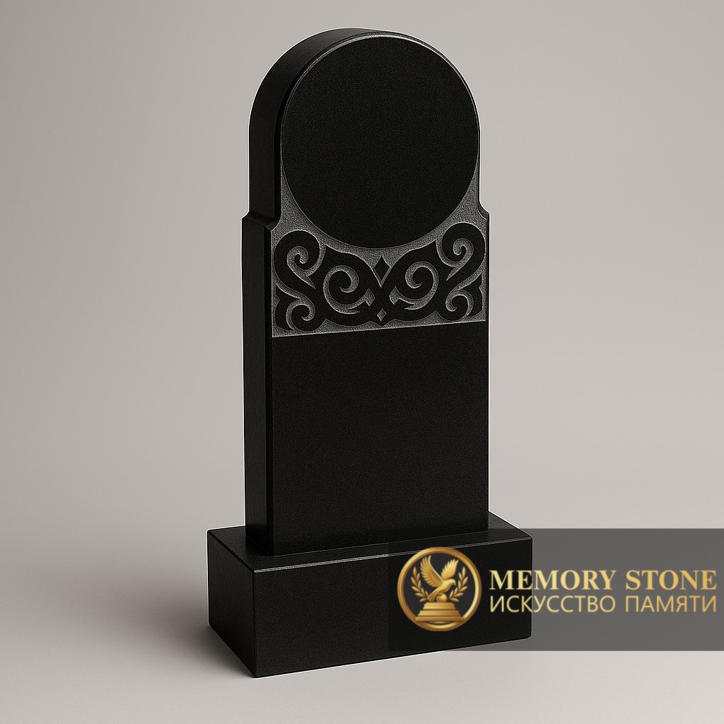 лаконичная черная плита с круглым навершием и резным узором снизу