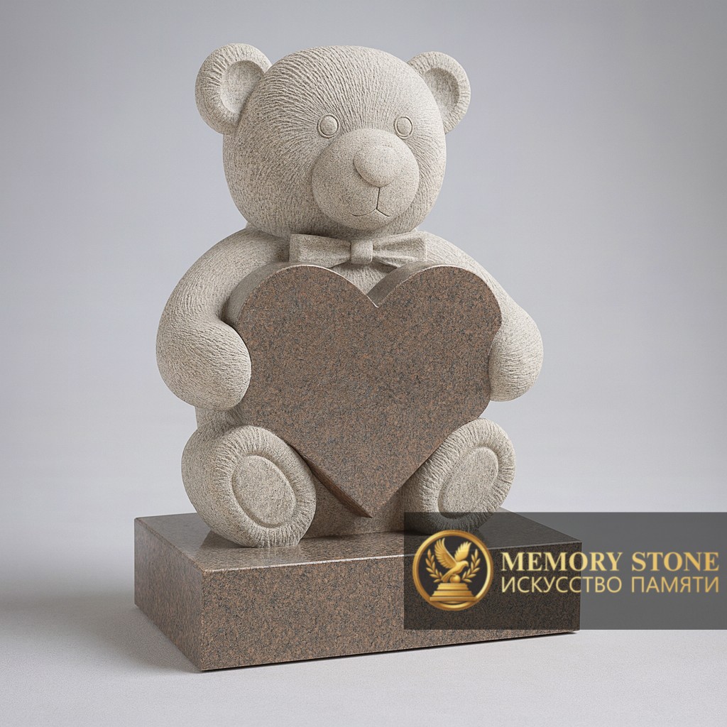 трогательный памятник медвежонок из светлого камня с темным сердцем в лапах