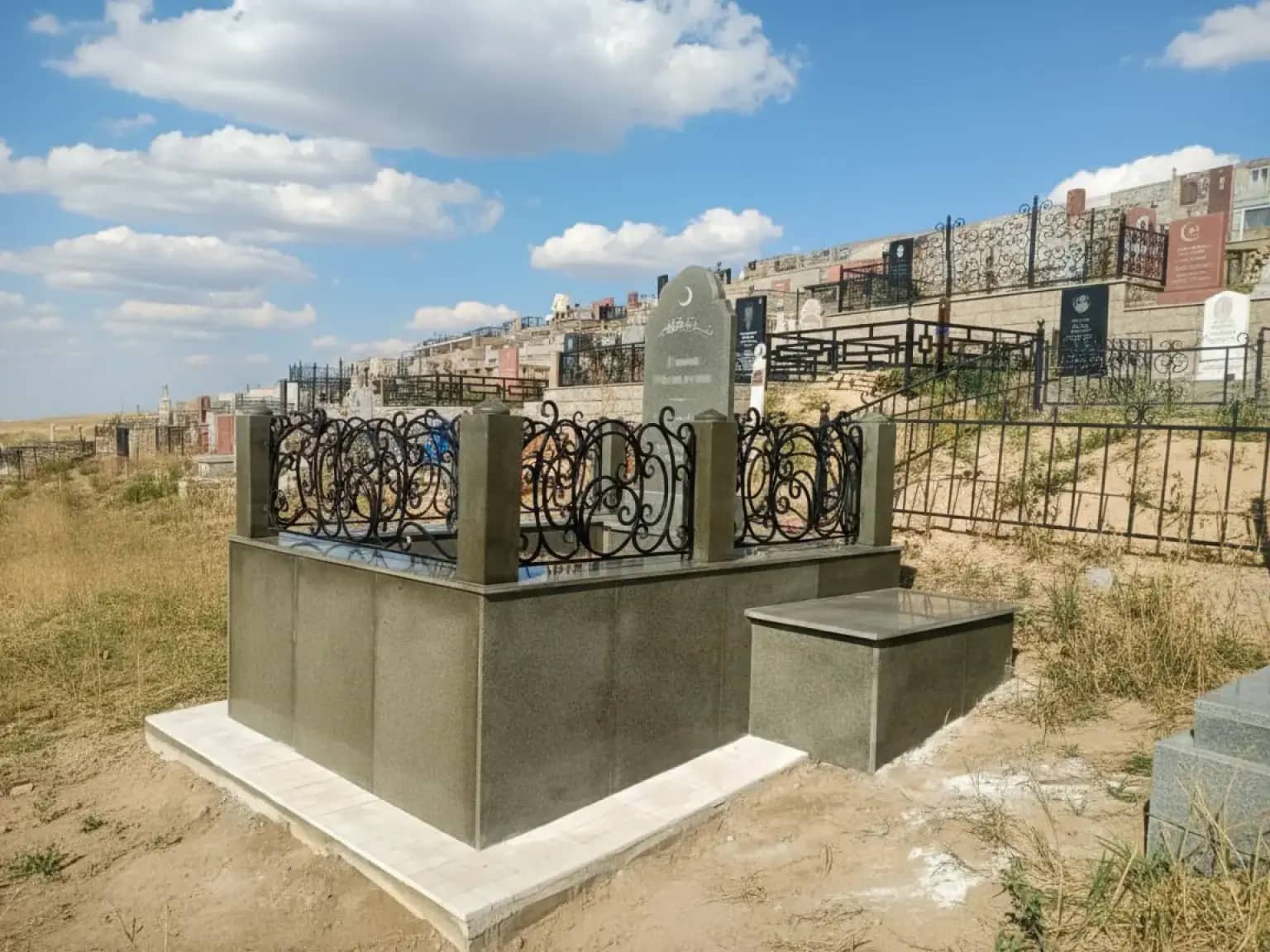 Благоустройство захоронений в Аксу, укладка плитки на могилу в Аксу