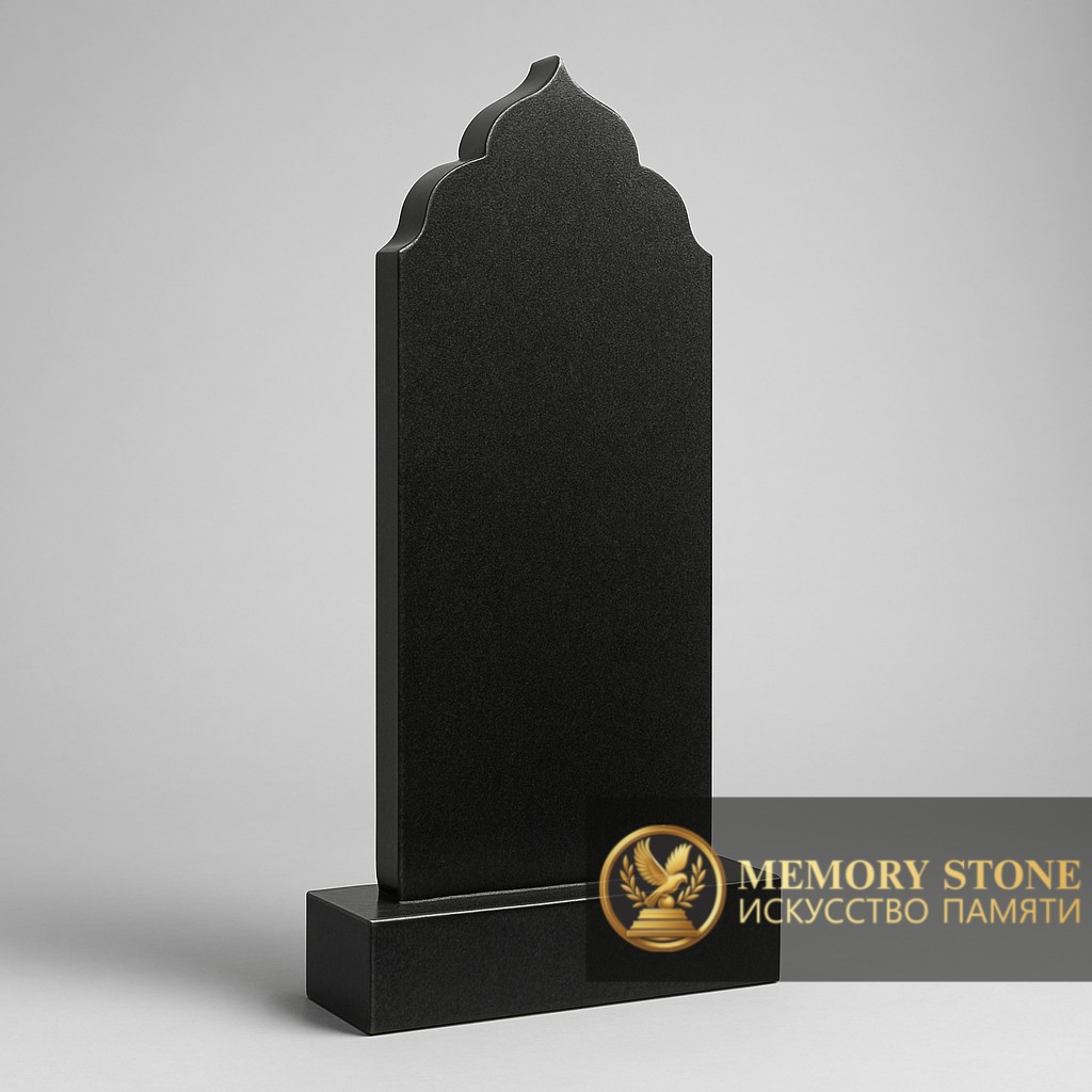 лаконичная черная плита с заостренным верхом для исламского захоронения