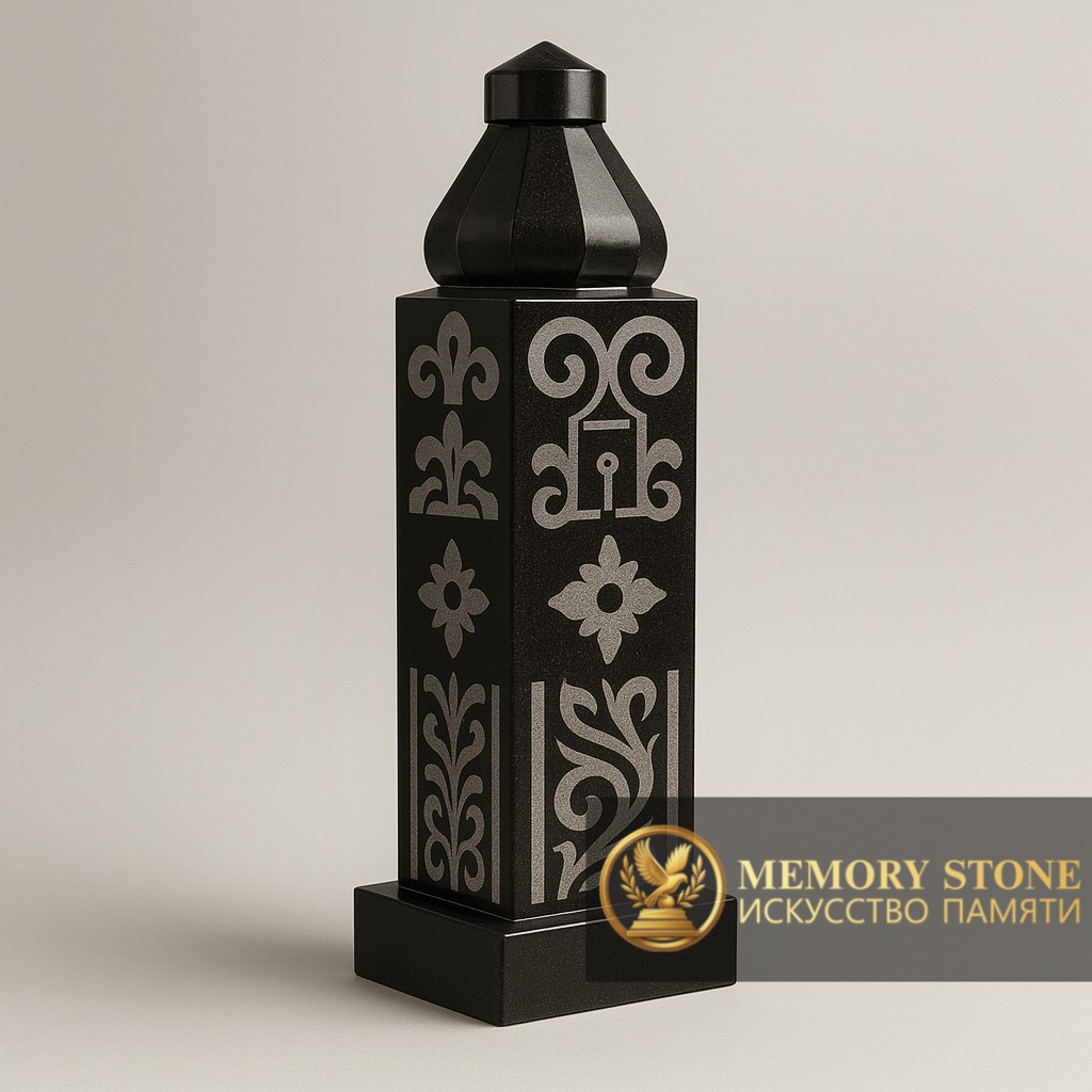 высокий черный памятник столб с гравировкой узоров и куполом мазар