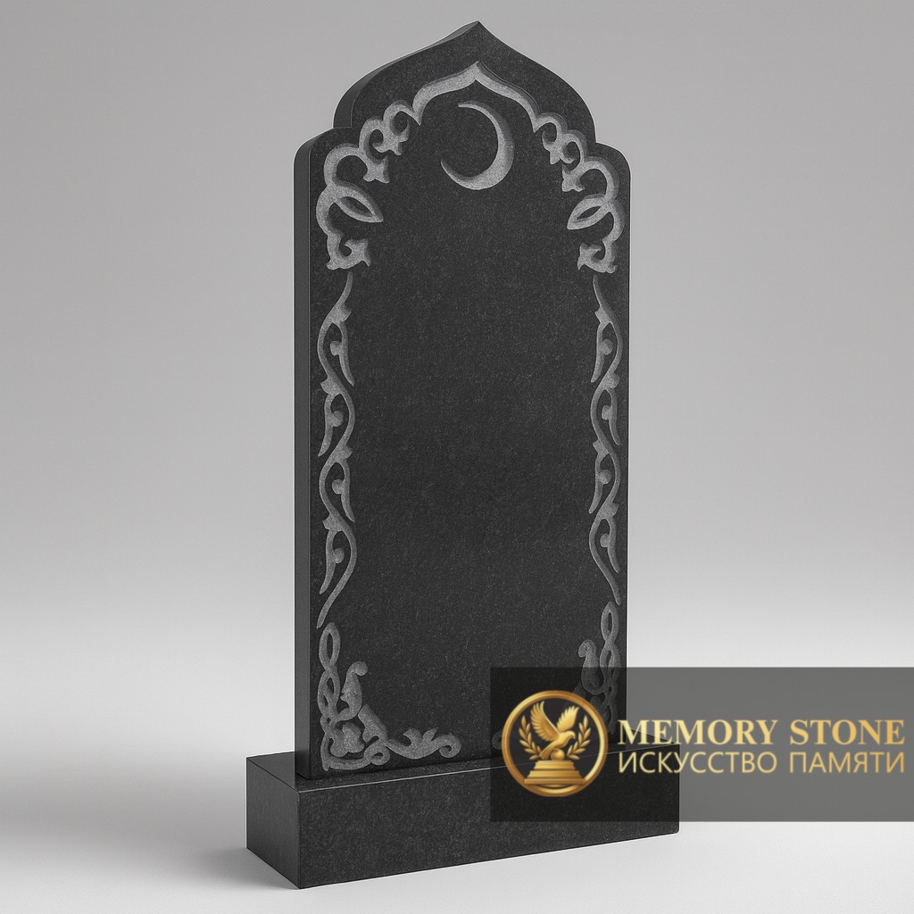 Изящный черный памятник с резным изображением полумесяца и куполов на верхушке