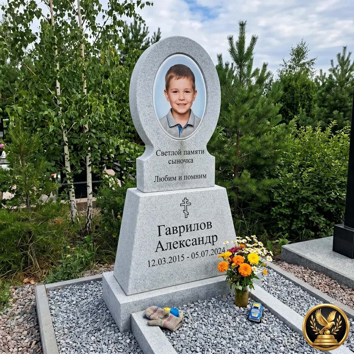 Памятник на могилу мальчику из серого гранита с цветным фото