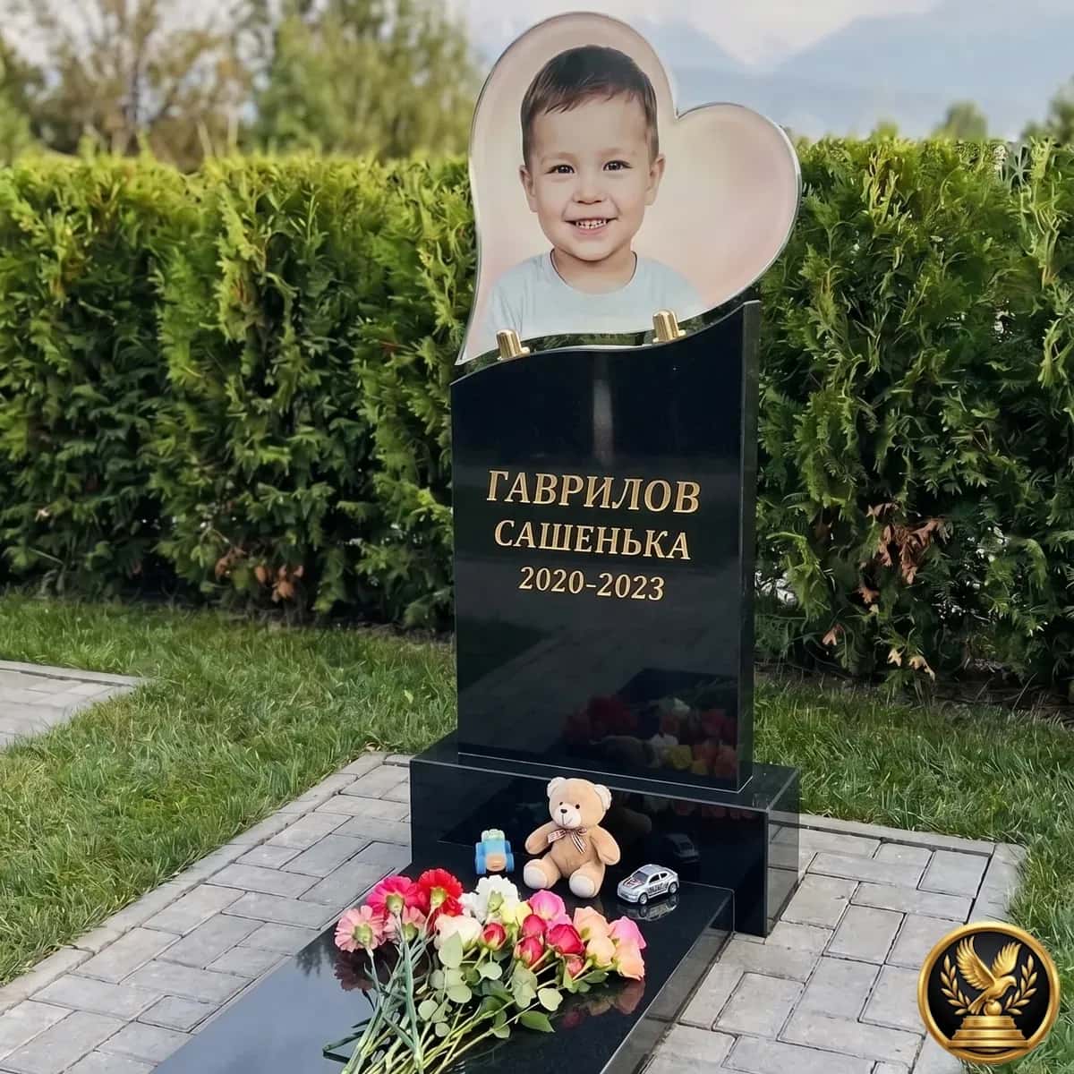Памятник ребенку со стеклом в форме сердца на заказ в Алматы