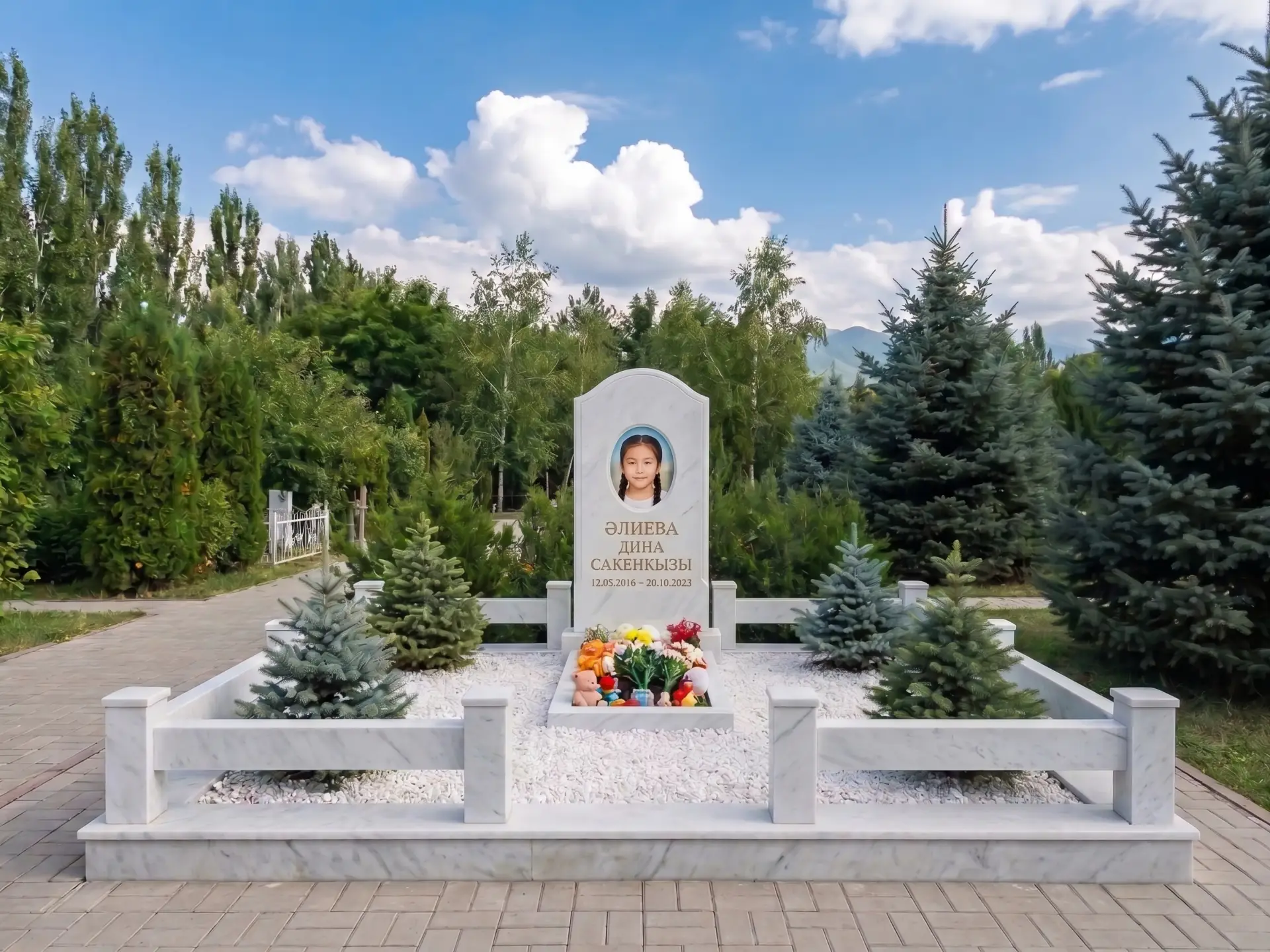 Благоустройство детской могилы белым щебнем в Казахстане