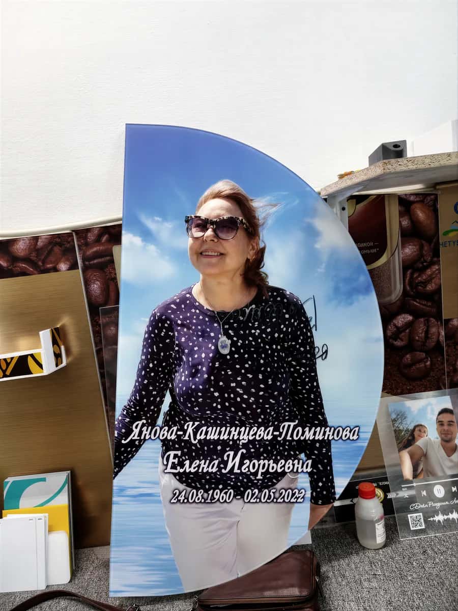 Пример использования фотографии на памятнике на закаленном стекле в Алматы