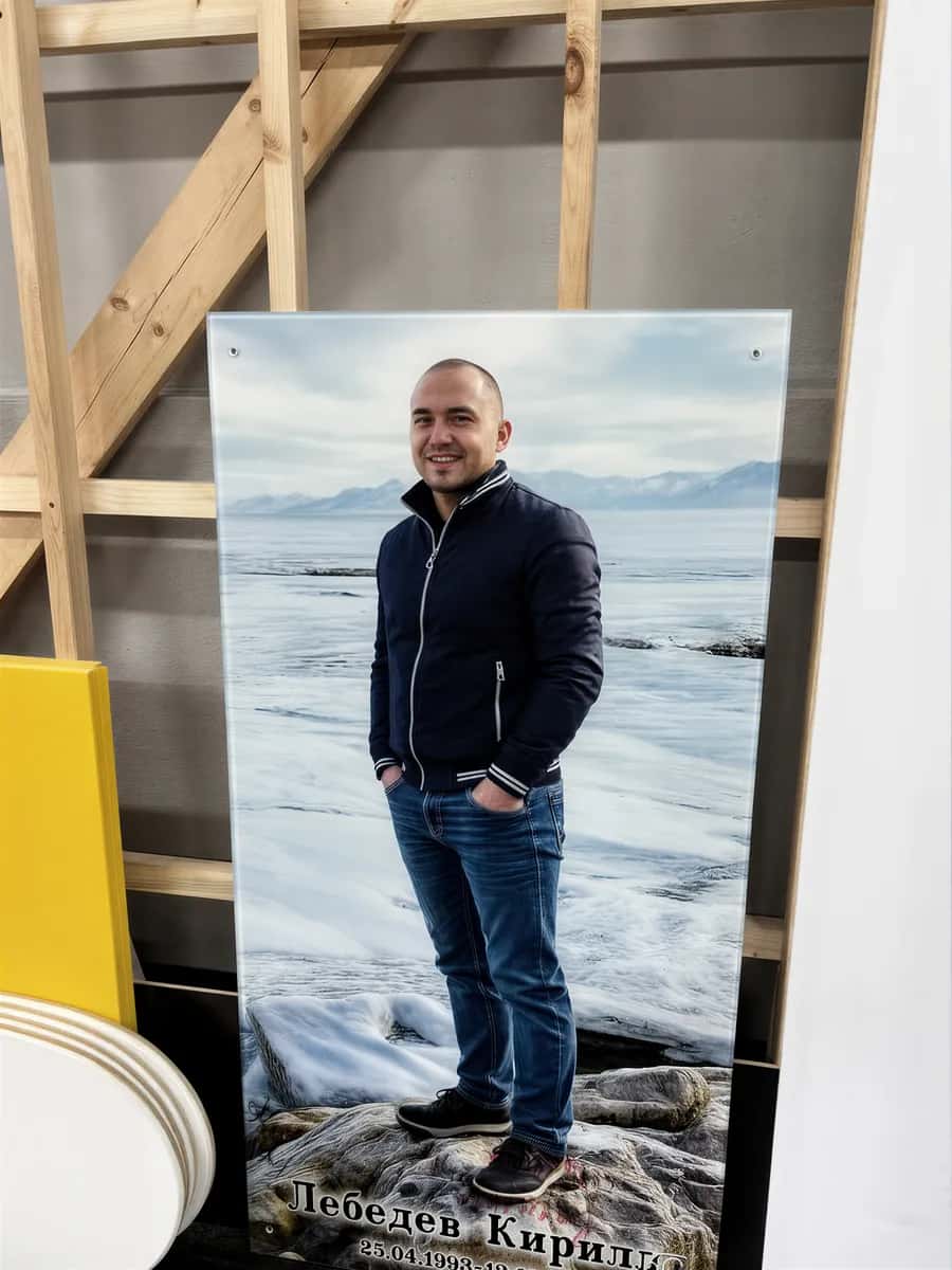 Пример использования фотографии на памятнике на закаленном стекле в Алматы