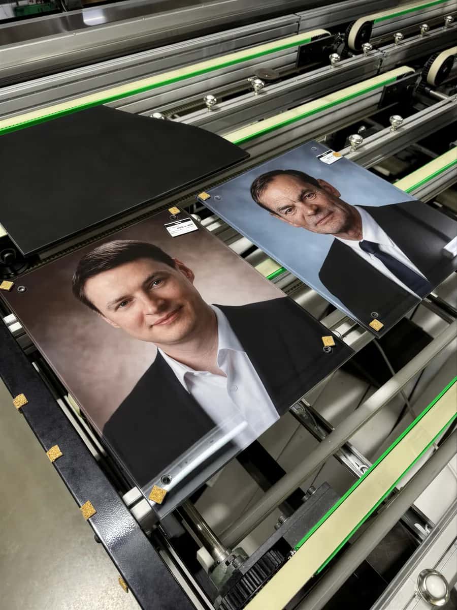 Цветопроба на производстве при изготовлении цветной фотографии на памятник