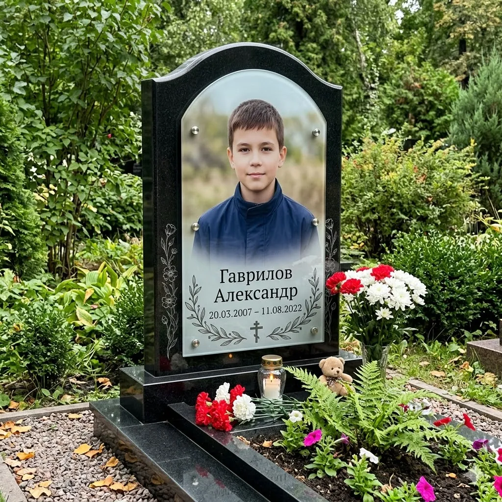 Памятник из гранита со стеклом вариант 1