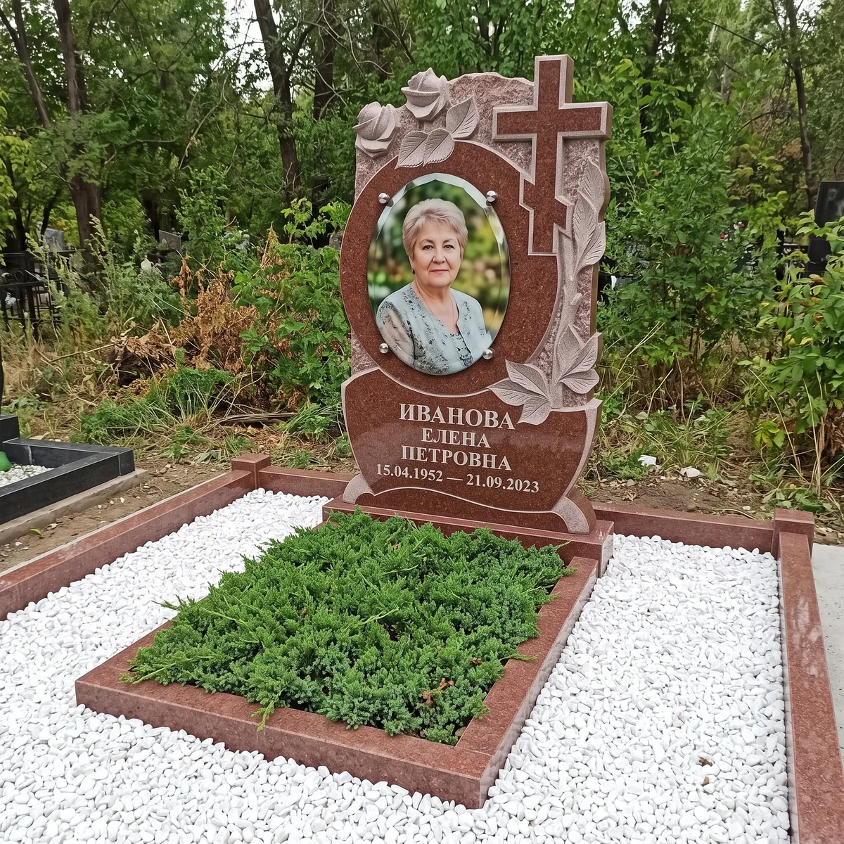 Памятник из гранита со стеклом вариант 2