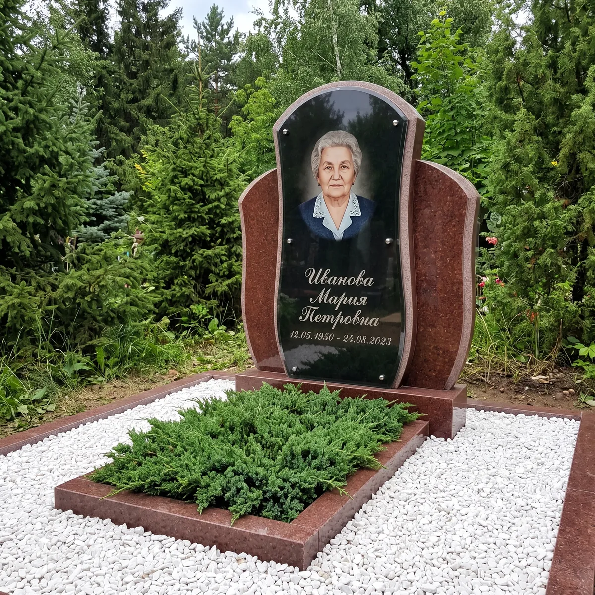 Памятник женщине с цветным портретом на стекле